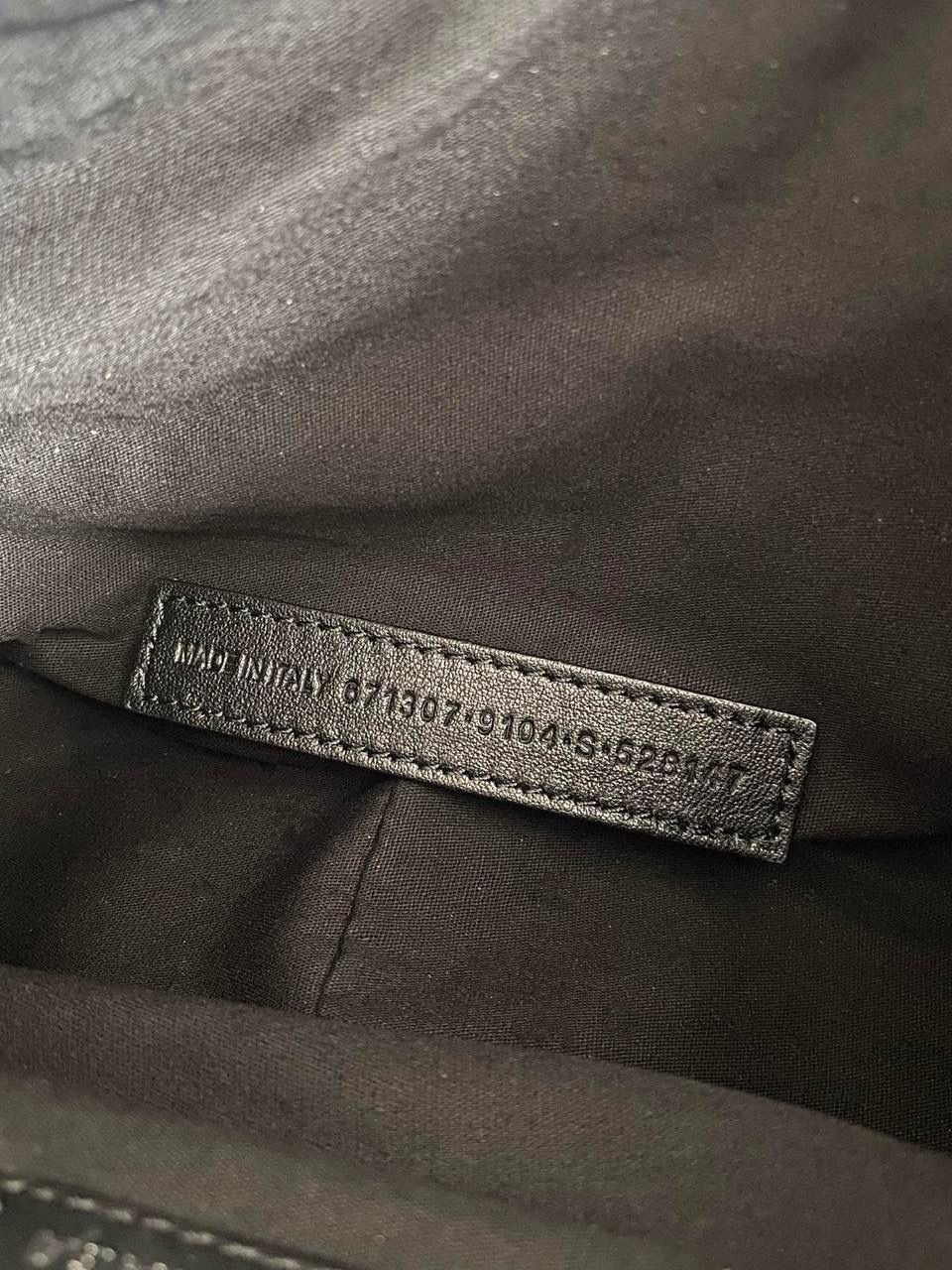 牛仔带钻S/33cm 🔹 ba1enciaga Le Cagole半月包饺子包机车包 今年牛仔很忙很忙，超级大爆款！ 牛仔➕带钻五金➕机车包 这三大元素拼一起就一个字，绝 ZP对色牛仔⚠️独家对版满钻五金⚠️ 姐妹们冲鸭～ S：33×16×8.4cm671307m XS：26×16×10cm671309m