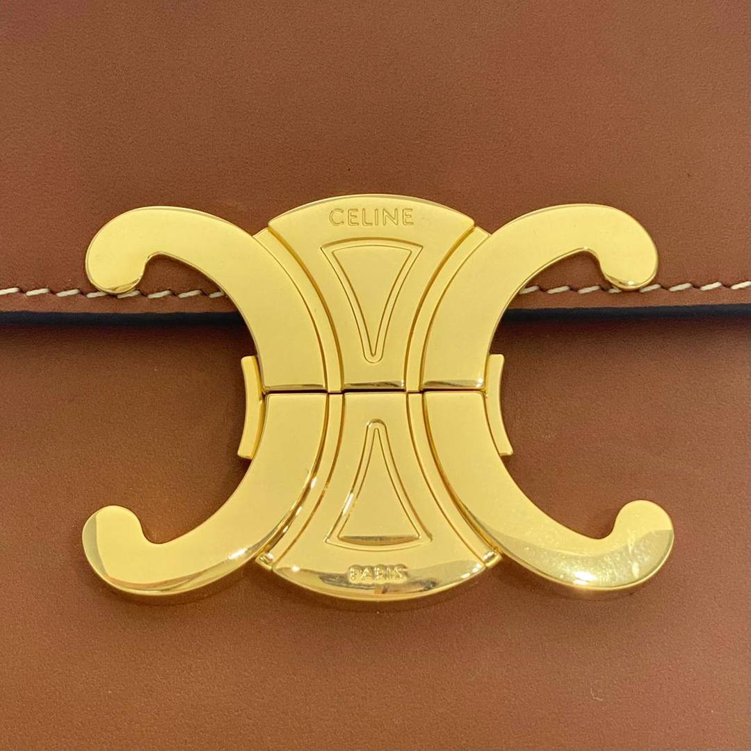 🔥大货实拍图 𝗖𝗘𝗟𝗜𝗡𝗘 ♥ 𝗧𝗥𝗜𝗢𝗠𝗣𝗛𝗘 𝗦𝗛𝗢𝗨𝗟𝗗𝗘𝗥 𝗕𝗔𝗚 感觉这两年𝐂𝐞𝐥𝐢𝐧𝐞是不是打开了任督二脉！出的包是越来越绝了！新款凯旋门腋下包简直惊喜爆棚！确认过眼神是我想要的包！必须要拥有的那种❗️型号：194143 尺寸：20*10*4cm