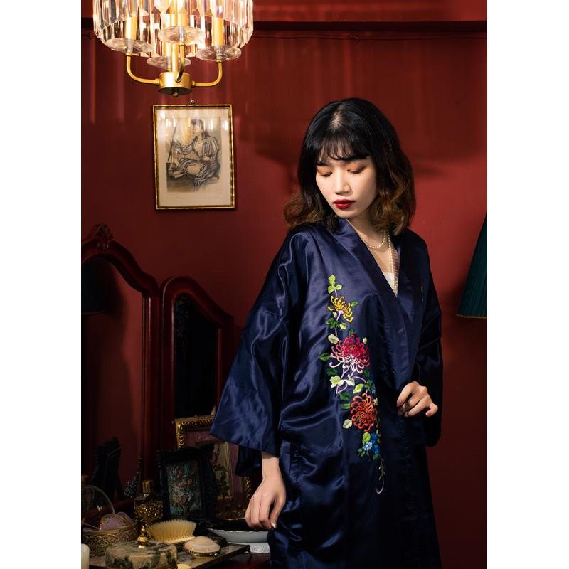 Vintage c.a. 1990s Made in China Hand-Embroidered Silk Bathrobe NEW OLD STOCK- Chrysanthemum