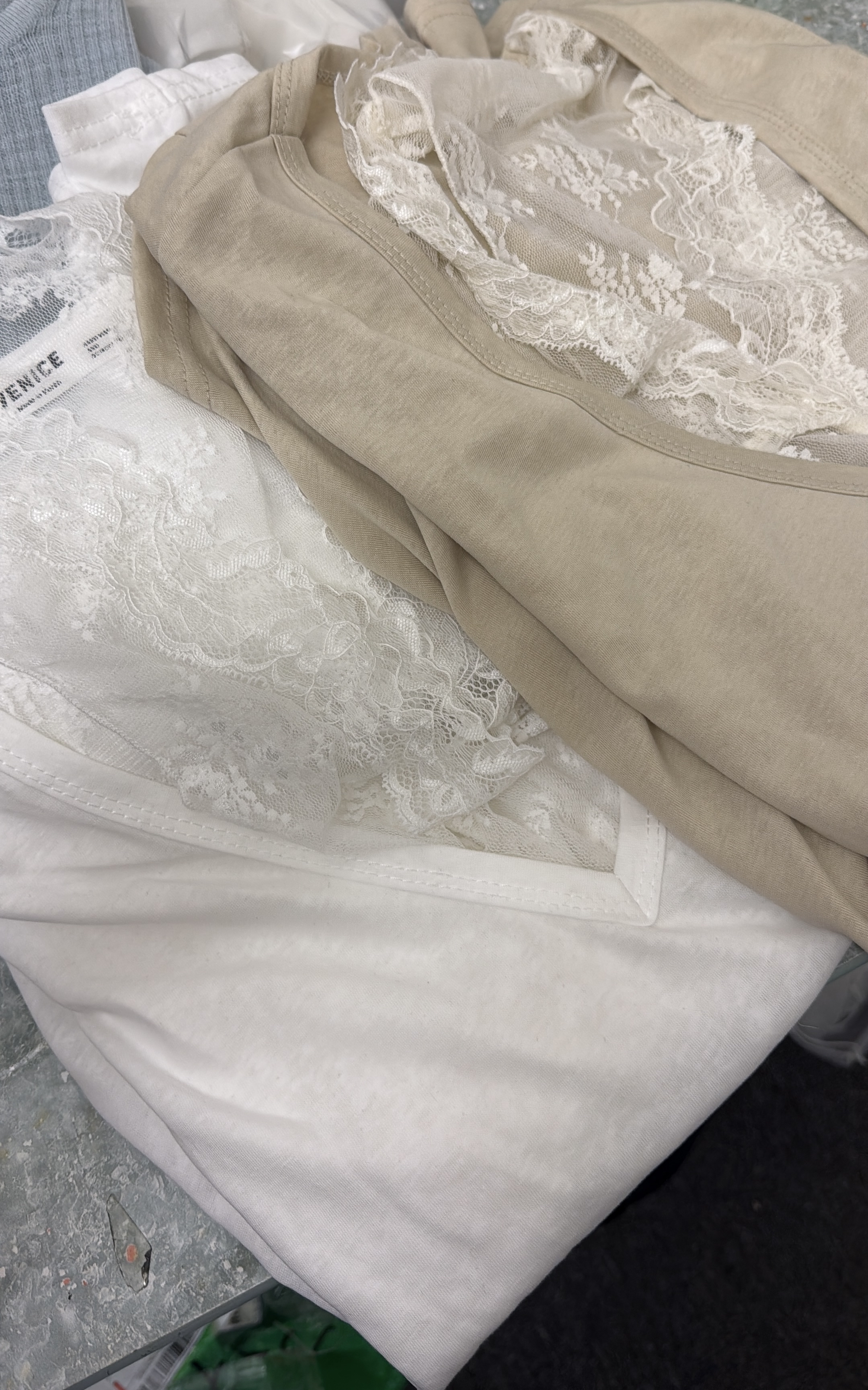 V Top + lace 打底背心Set