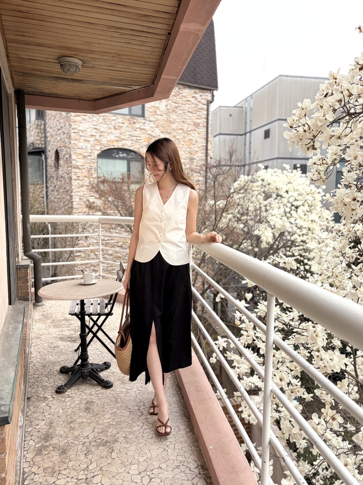 Minimal Buttoned Vest (Ivory)