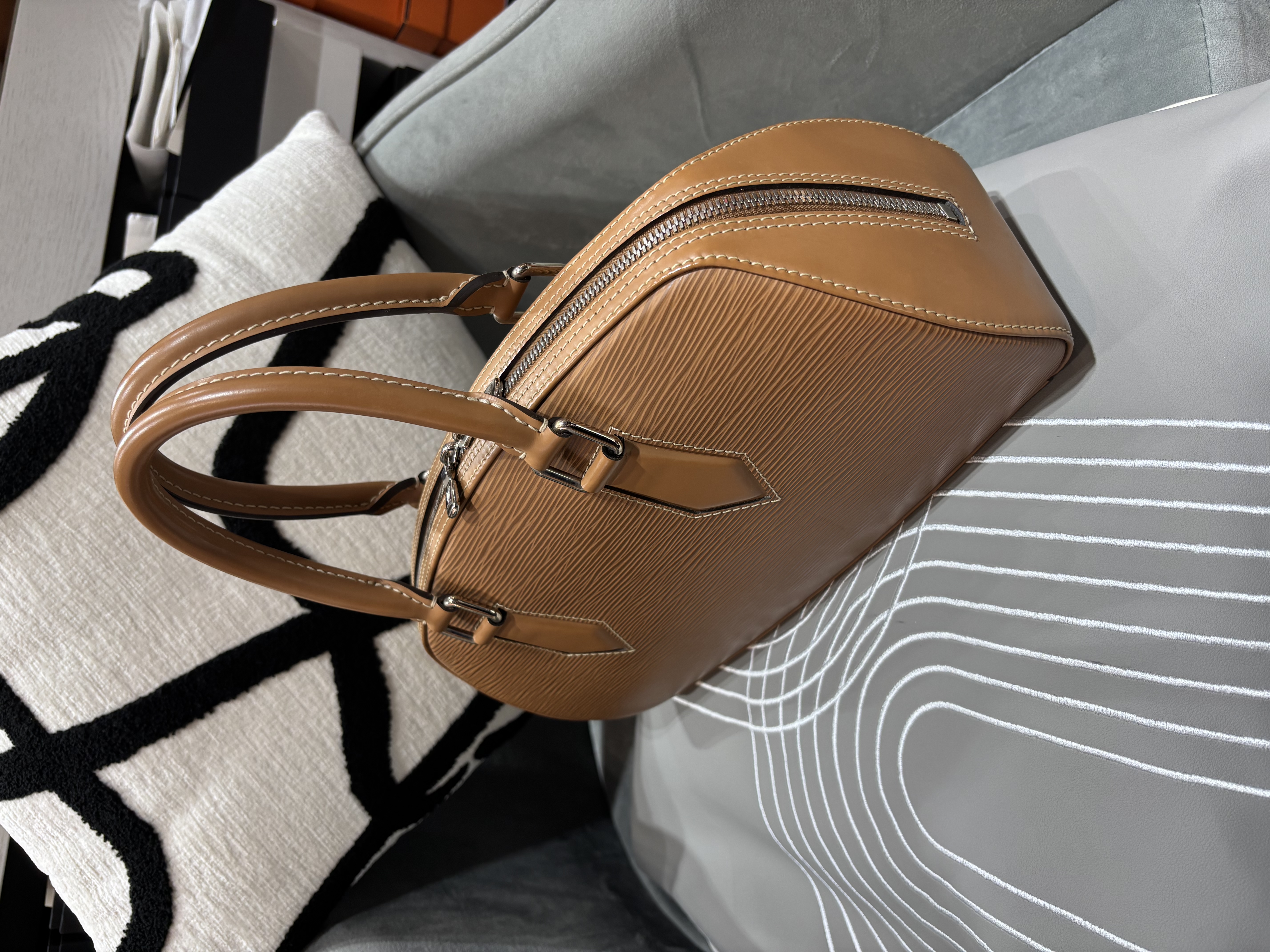 Lv Jasmine handbag epi leather 100%Authentic, 95%new
