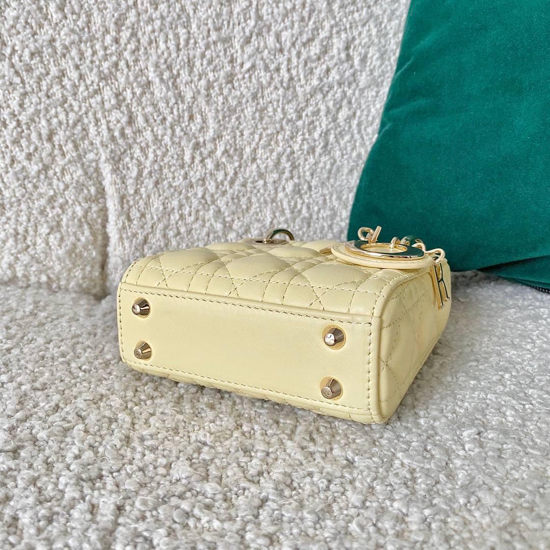 𝗗𝗜𝗢𝗥 𝗺𝗶𝗰𝗿𝗼 𝗹𝗮𝗱𝘆 𝗯𝗮𝗴小鸡黄🐥 火爆全网的最新超mini系列 天阿噜！小小只，简直太太太太可爱了！ 精致到巴掌大小，无敌治愈我这颗少女的心啊！！ size：12×10×5cm