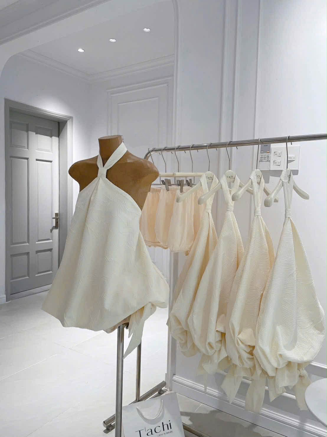 挂脖蓬裙摆连衣裙