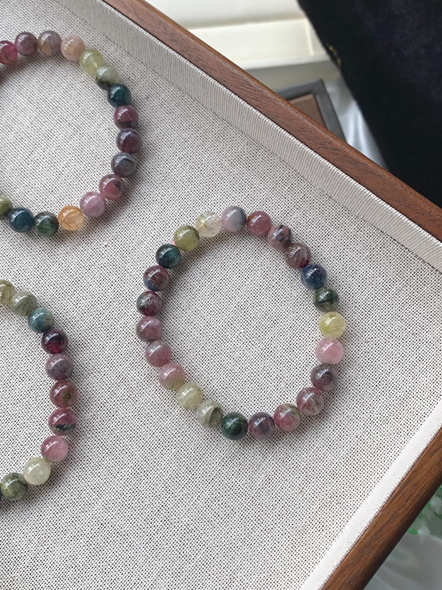 西瓜猫眼碧玺 ｜Tourmaline Cateyes 8m+ RM88猫眼西瓜碧玺的功效包括促进身体健康（如改善气血循环、延缓皮肤衰老），提升精神和心理状态（如增强自信、平衡情绪、提高直觉力），以及增强事业运和人际关系，并具有一定的辟邪和保护作用Watermelon tourmaline is believed to promote emotional healing and balance, with specific benefits including calming restless energy, reducing self-criticism, and fostering compassion. It’s thought to connect with both the heart and the mind, supporting emotional well-being and bringing a sense of peace and clarity. This stone is also linked to planetary influences of Venus (love and relationships) and Saturn (structure and authority), making it a stone associated with love and stability#watermelontourmaline #tourmaline #crystalhealingjewelry  #crystalbracelet #西瓜碧玺 #西瓜碧玺手串 #天然水晶 #蓝碧玺 #gemstone #naturestone