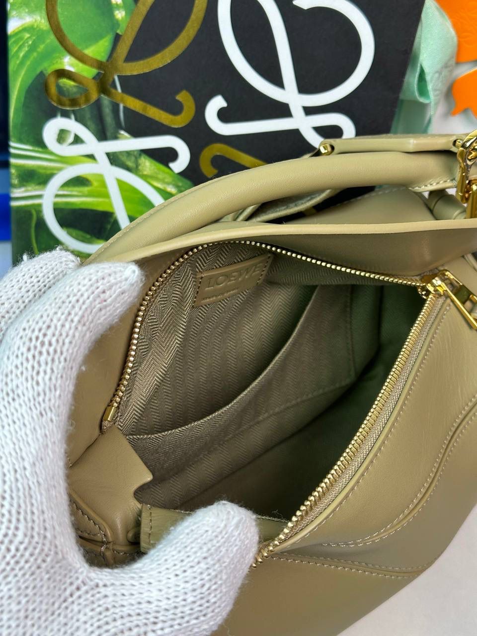 🅰️小号 𝗣𝘂𝘇𝘇𝗹𝗲最新版本❤️ ——（缎面/织带款） ✅经典拼图系列，不规则立体几何设计，最具辨识度的立体廓形和几何美学，顶级进口小牛皮搭配德国沙菲线，独家定制五金，𝗬𝗞𝗞拉链拉头 ✅容量超大，颜值高，四季百搭，新款自带可拆卸𝗟𝗢𝗘𝗪𝗘织带宽肩带‼️ 尺寸：𝟐𝟒-𝟏𝟎.𝟓-𝟏𝟔.𝟓𝐜𝐦 款号：061609织带款黏土绿