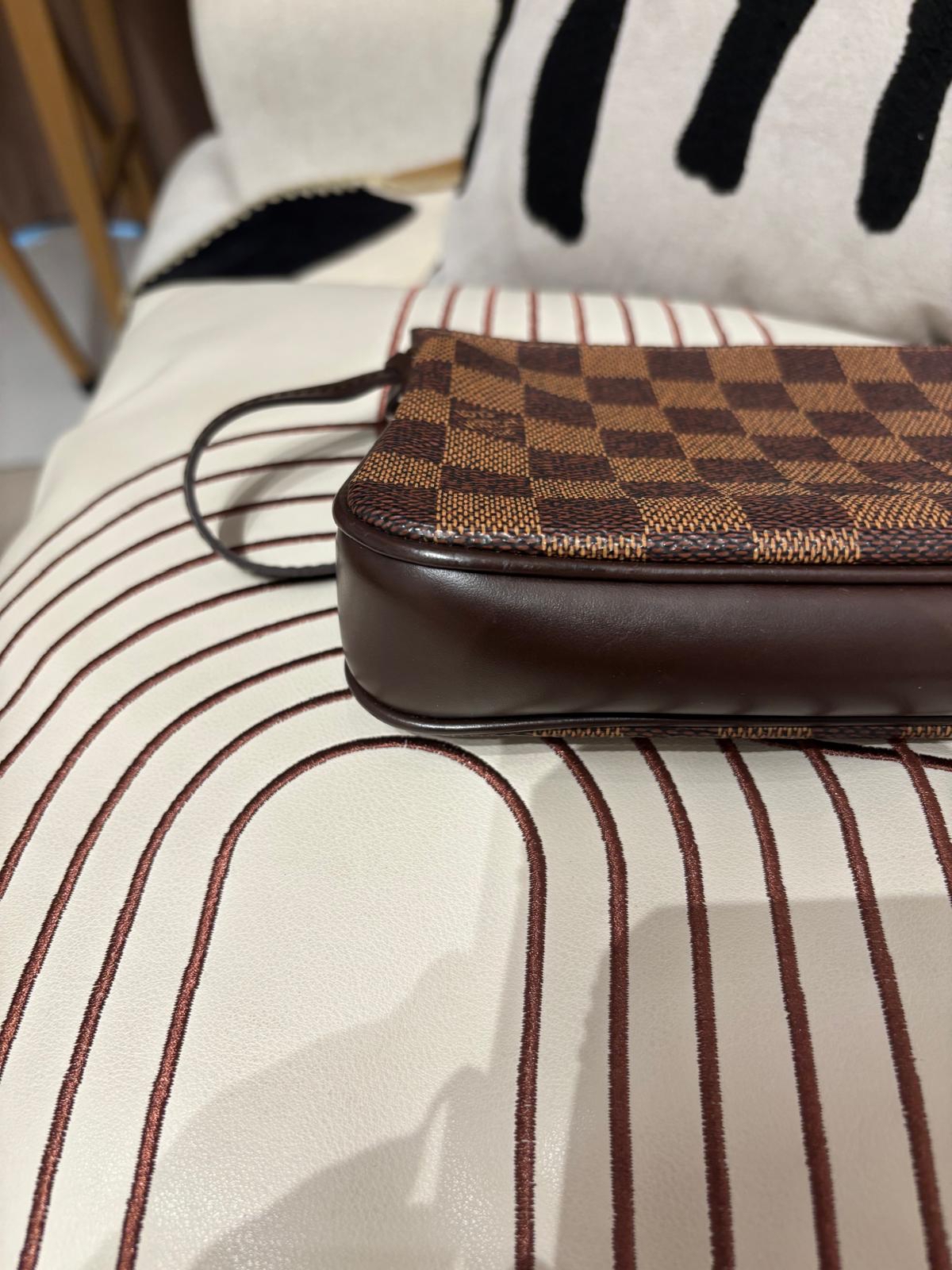 Lv pochette Hobo Bag 100%Authentic, 95%new