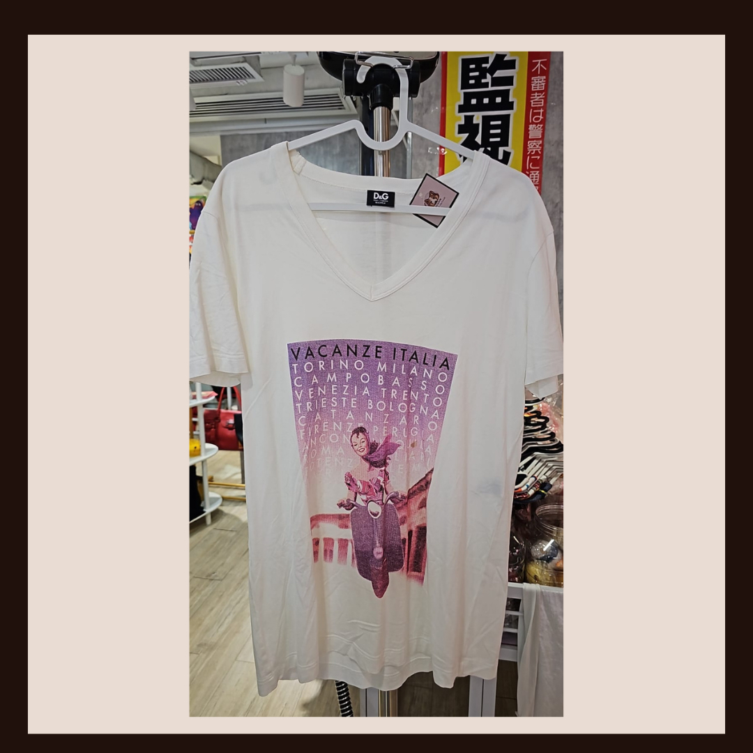 🇮🇹 義大利復古風情：D&G「VACANZE ITALIA」限量復古 V 領 T-shirt