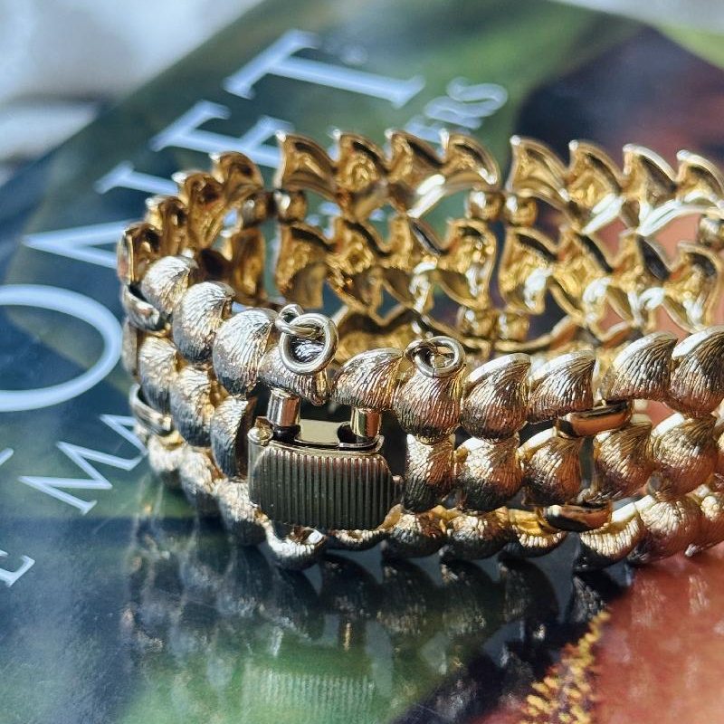 Monet C.a. 1950-60s Golden Sea Shell Bracelet - 7.5"(MT2452)