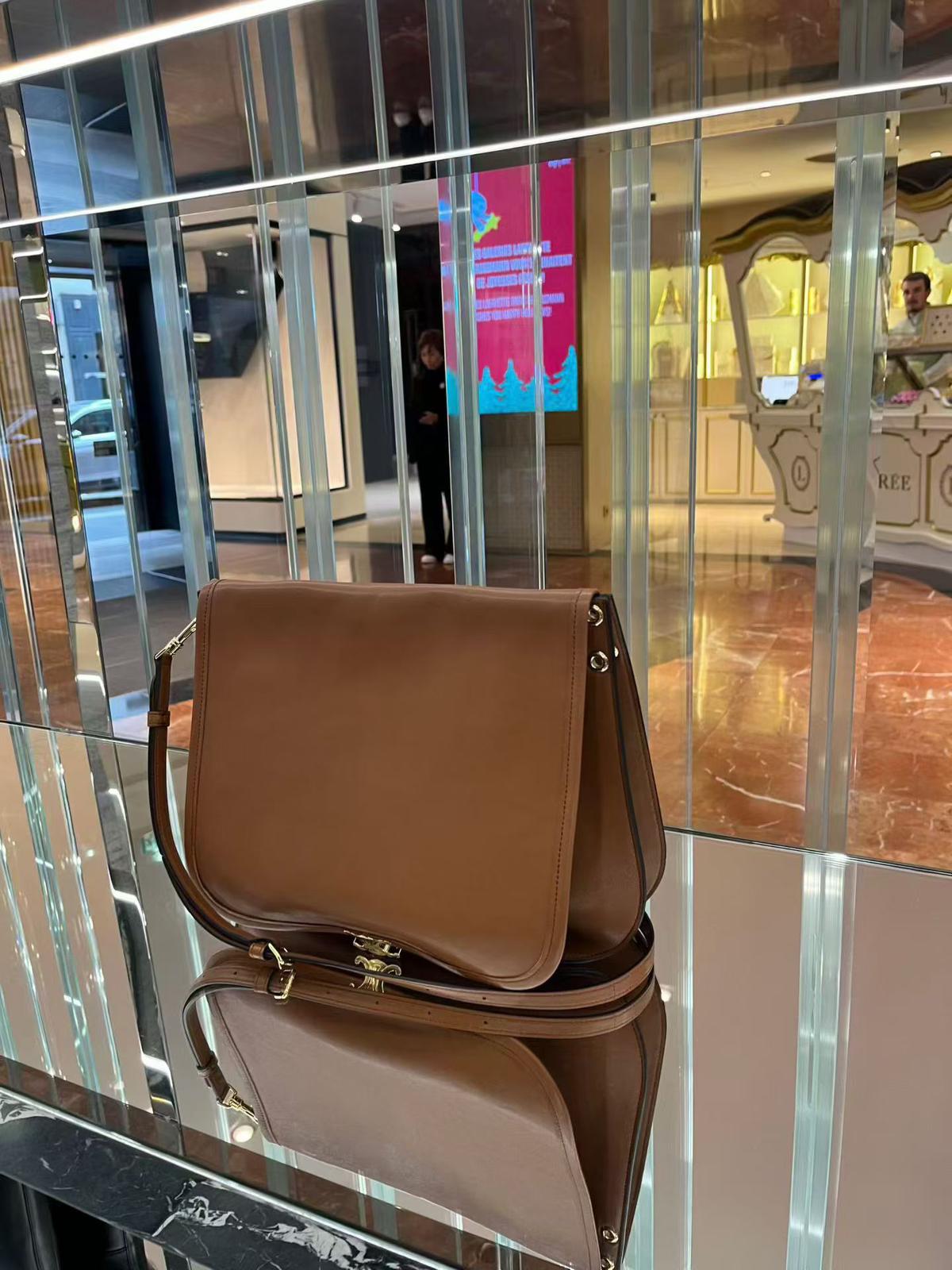 預購 💫💫💫Celine專櫃 BESACE SOFT TRIOMPHE shoulder bag 巴黎代購價