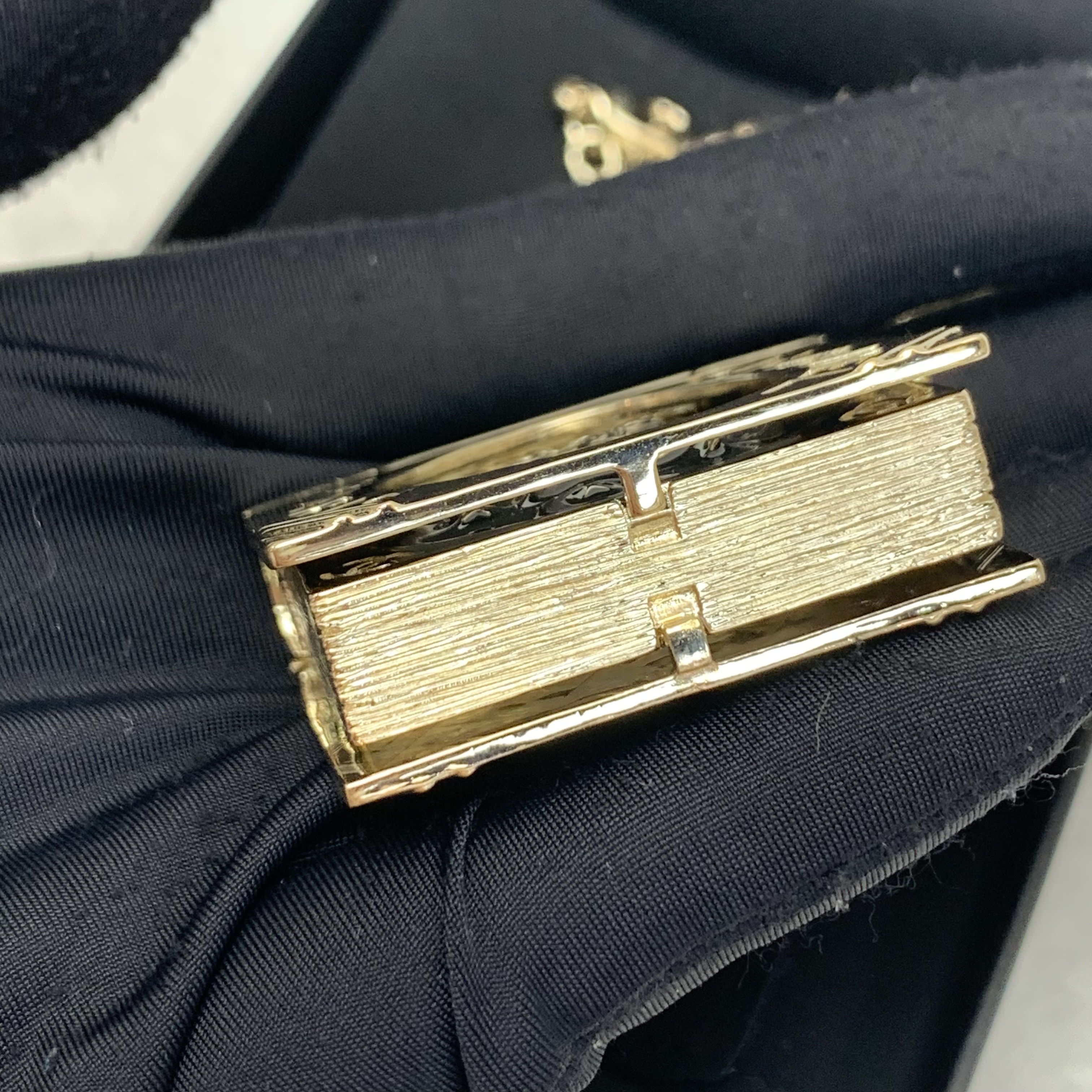 Chanel 黑金獅子書頸鏈