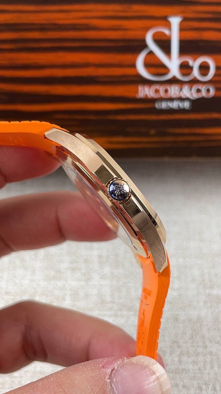 🌐百达翡丽AQUANAUT系列5167R-001腕表，红金表壳搭配橙色天然橡胶表带，深棕色表盘，搭载Cal.324 S C型自动机械机芯（编码26-330），40毫米。🌐