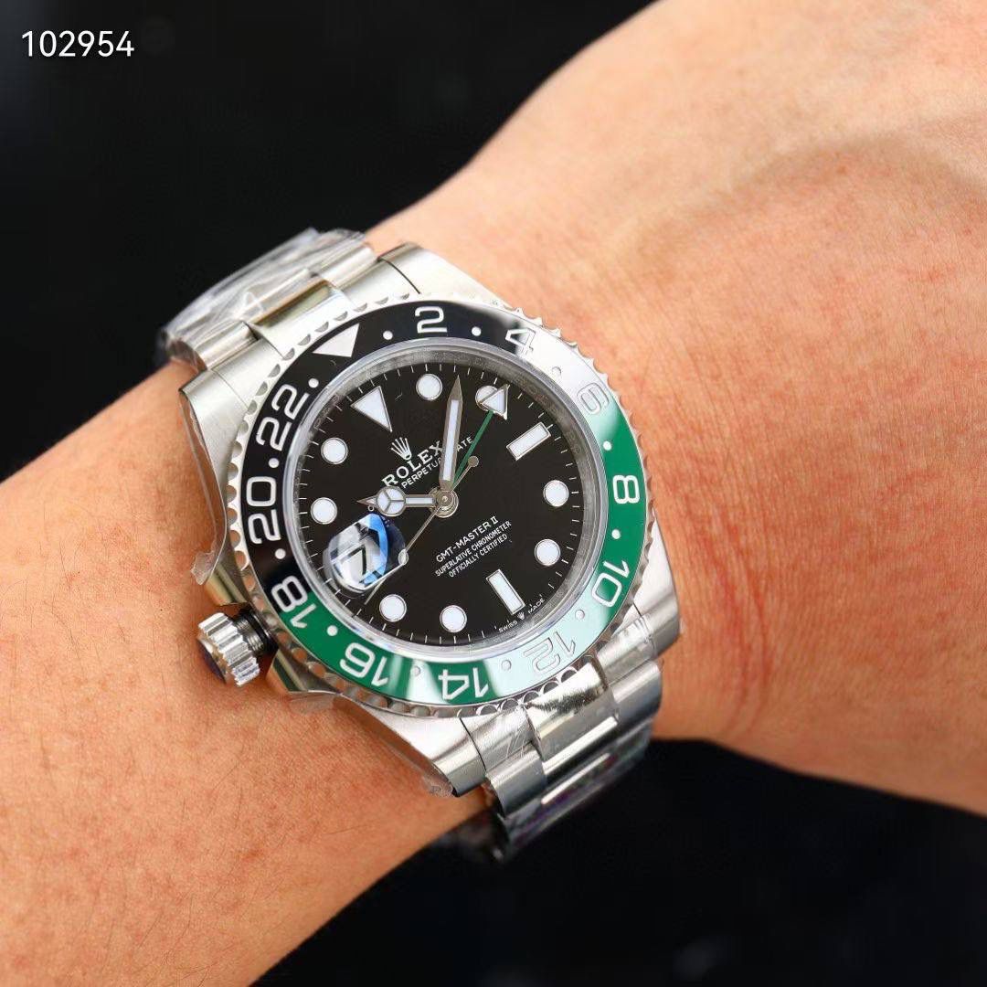 【官网最新 同步更新】 【新品上架 势不可挡】左撇子 “新里程”突破疆界与时具进2022年格林尼治型GMT Ｖ4 升级版黑绿陶瓷圈电镀白金 +上精致字面表盘电镀白金还原原装品质 显得更加靓丽 震撼上市 钢材采用正宗的进口904L原材料锻造打磨等工序而成，坚持不以普通钢材鱼目混珠的承诺，同步原装搭载3186/2836机-全自动机械机芯，走时精准稳定，专业测试检查，零返修！体现在于如下：1：和原版一样的GMT双时区表针在底部时针上面的第二层，🎮 由下到上的顺序为：时针-双时区针-分钟-秒钟。2：和原版同样通过调试时针快跳调整日历的功能。 3:直径：40mm专用防刮花蓝宝石镜面，“表盘夜光丁采用白金电镀，”更加靓丽高质感，超强夜光效果显示，几乎原装一致，真正王炸 突破技术壁垒 同步原装把头皇冠垂直向上，防水性能超好！🎮