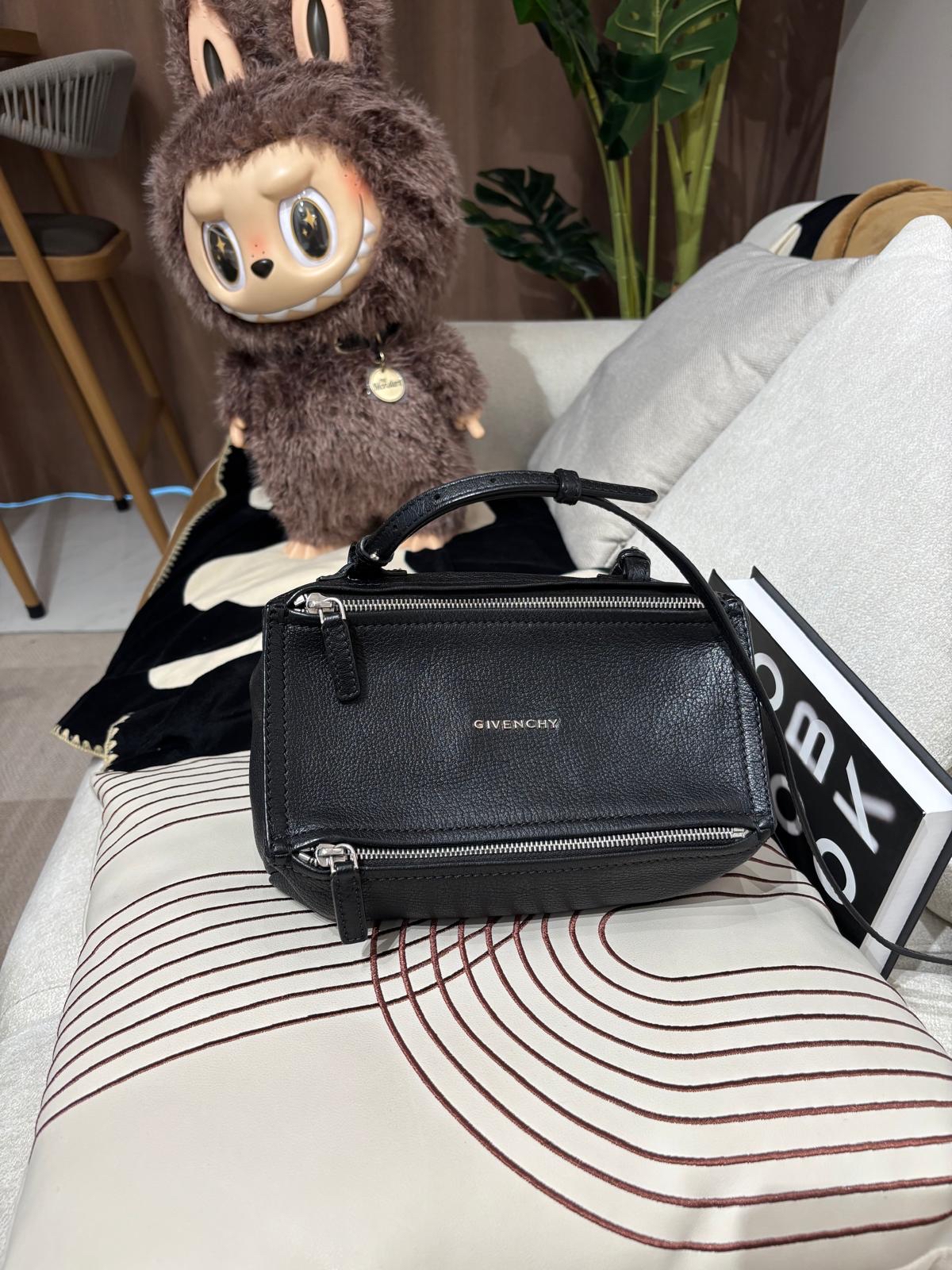 Givenchy Pandora Mini Crossbody Bag 黑色,100%Authentic,98%new