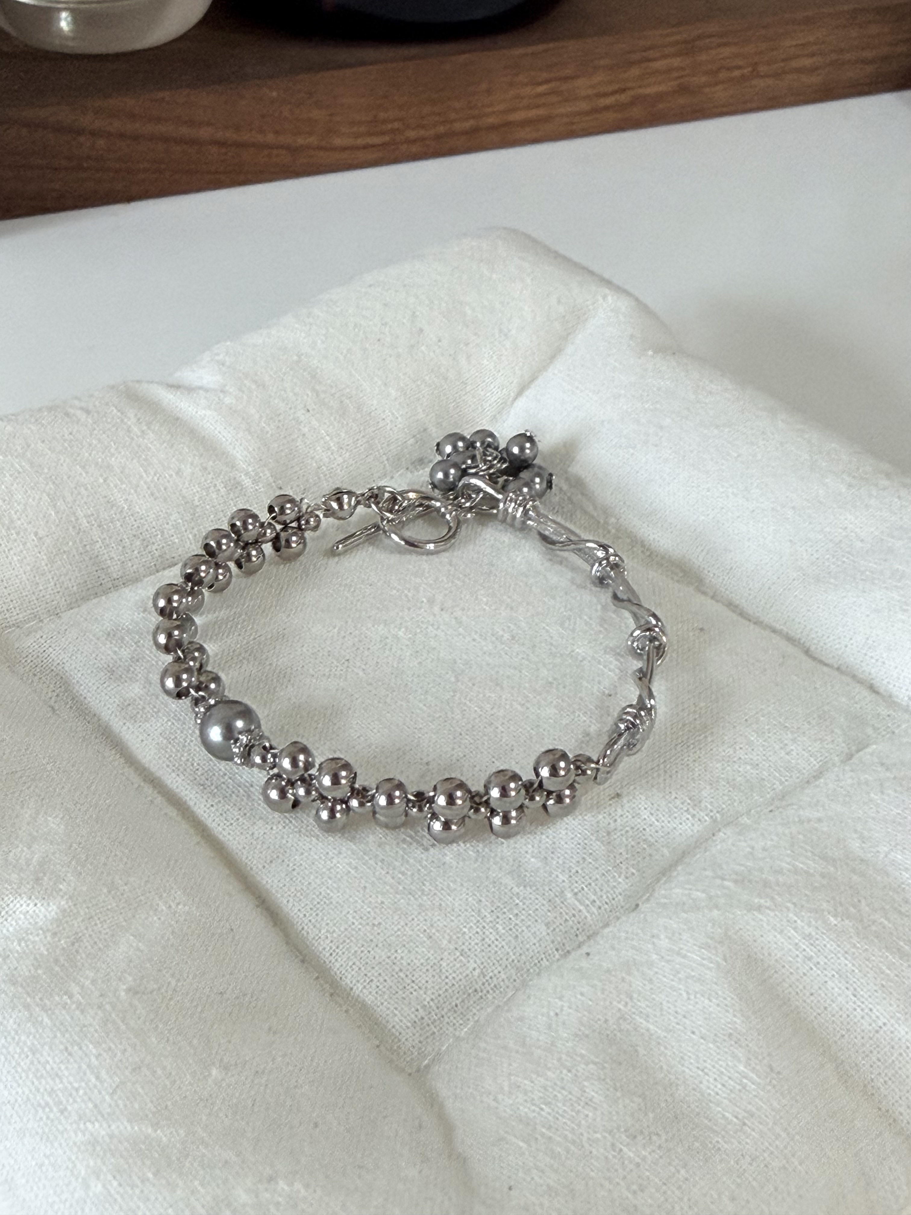 珍珠小花球併接手織手鍊/全銀色