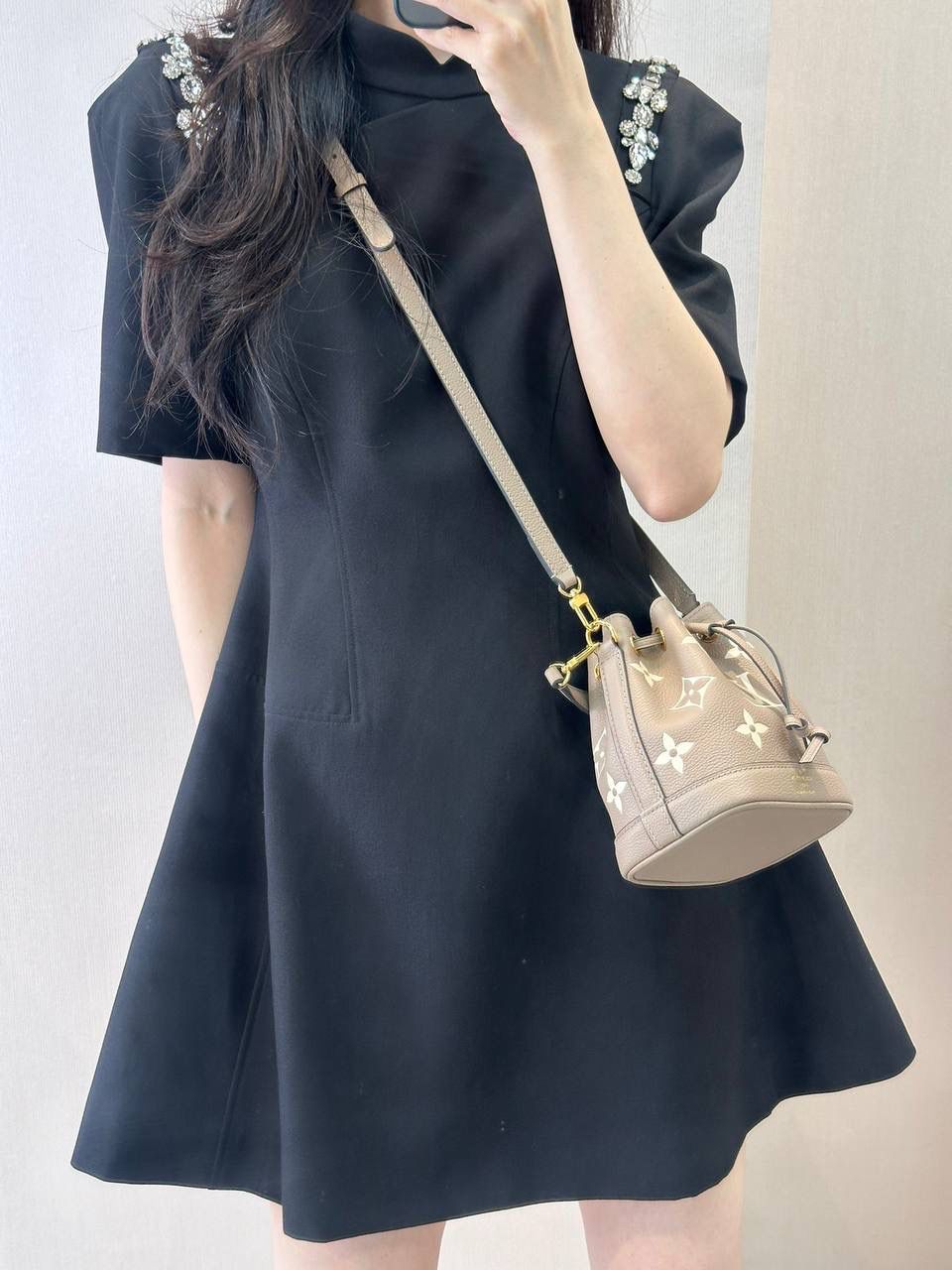 Nano全皮小水桶👜✨ 今天这款nano水桶包更是火出圈的节奏！不仅可以手提，更可以调节肩带!! 原厂进口牛皮➕撞色老花压纹，东西都是独一无二 的正，包型也是堪称万年经典 经典中的经典 💕 尺寸：13-9.5-16cm