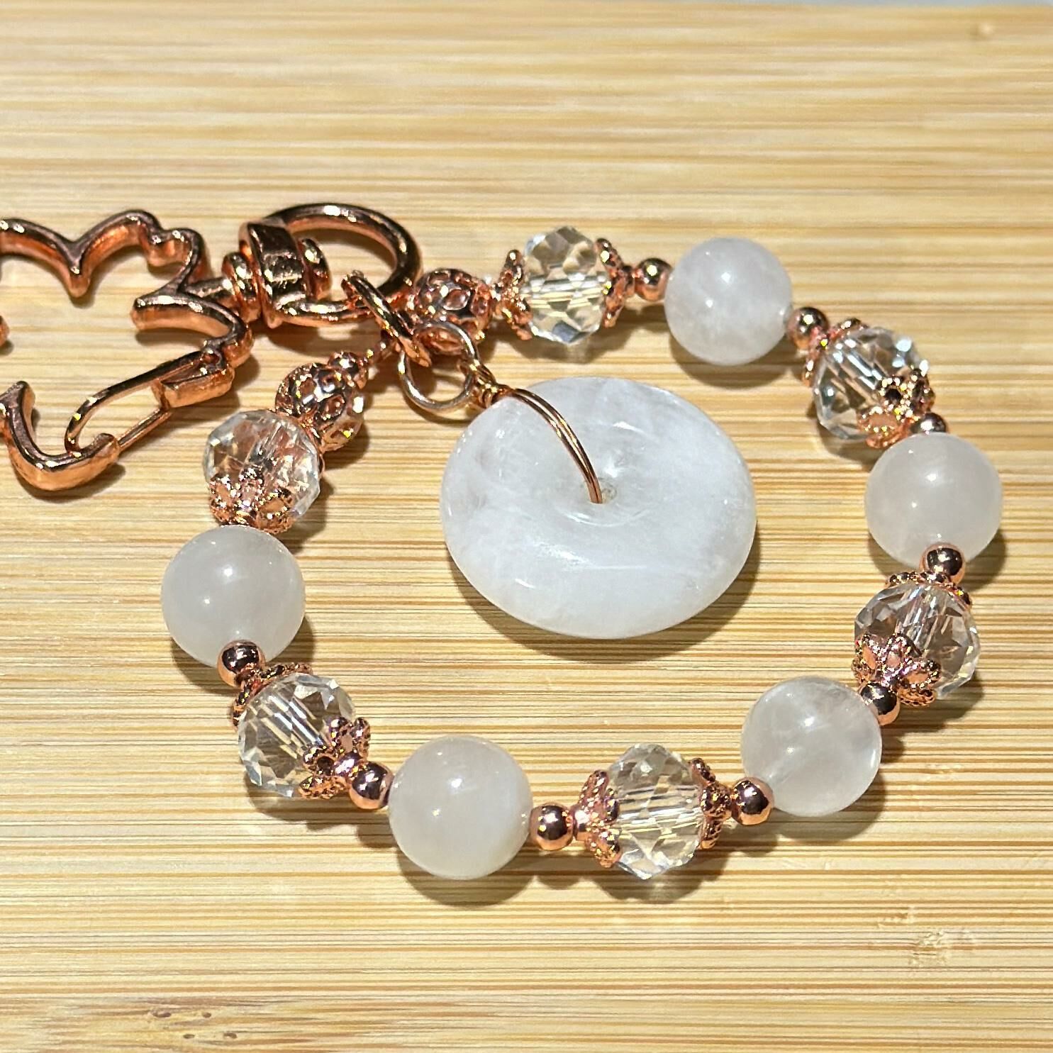 月亮石平安扣、白水晶 配 玫瑰金花形扣掛飾