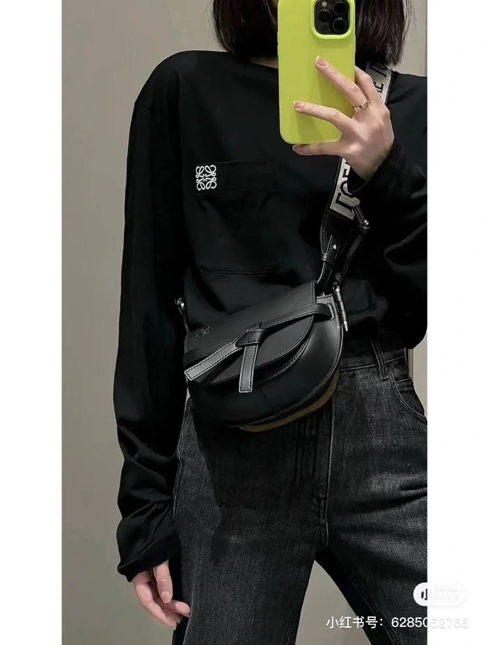 𝐆𝐚𝐭𝐞是Loew继Puzzle 之后又一个火遍全球的爆款。 不同于普通的马鞍包型，融入了圆边设计，立体的剪裁轮廓加持，完美驾驭中性气质，男女皆可的IT BAG💼。 小号:20-12.5-19（中部最宽处26cm） 编码:061711织带黑色 迷你:15-9.5 so-12.5（中部最宽处21cm） 编码:522127织带黑色