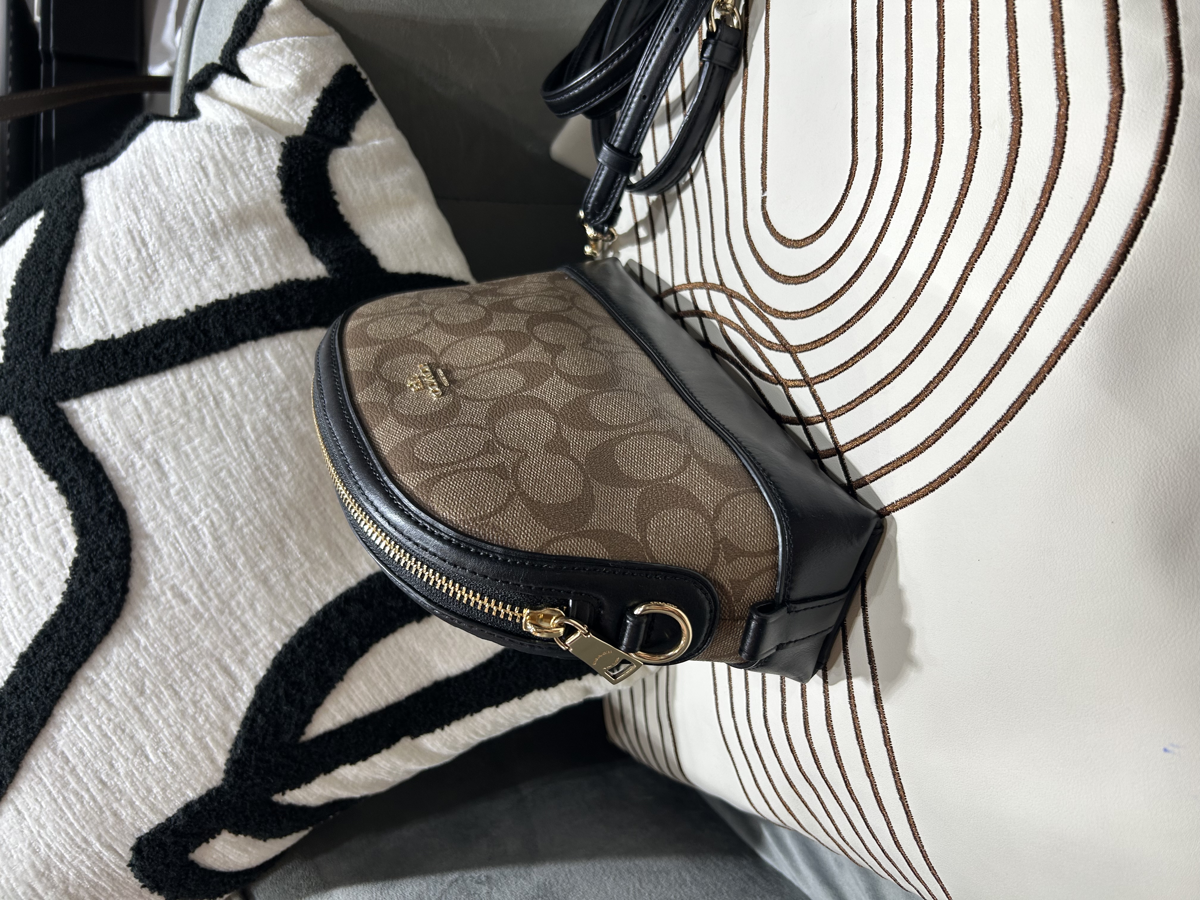 Coach Crossbody Bag 貝殼包 100%Authentic, 98%New ✅Dust bag