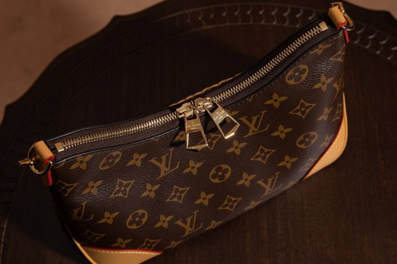 LV黄牛角😍 这款真的很火，一出就知道是爆款🔥 牛角包造型，小巧又可爱，但真的很能装，日常出门完全够用。 复古老花＋时髦设计，颜值超高，随便背都好看‼️ Size：29 × 16 × 9.5 cm 好看＋实用兼顾，真的属于那种买了不后悔的款💖