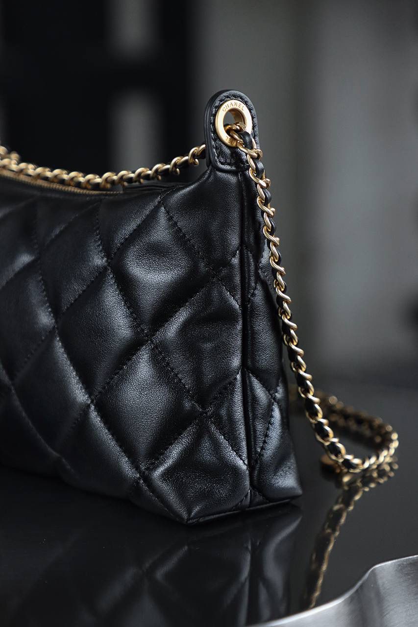 25S金幣hobo鑒定版👜 一包一碼 支持全球鑒定查驗身份證原廠專G 方框皮料過關清單資料可査詢 25S餃子包是本季顏值最高的hobo！ 雙鏈條腋下的設計，滿足各種背法！ 小金幣的點綴新增了復古時髦感！ 有一種可愛的時髦高級感！ 五金：厚鍍24K復古砂金 皮料：方框水晶羊皮 尺寸：17*26*8.5cm