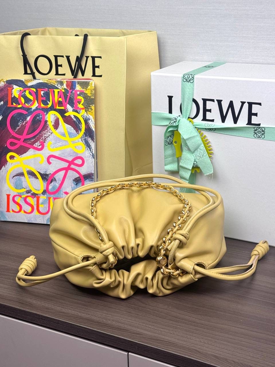 🎈中号链条款𝙁𝙡𝙖𝙢𝙚𝙣𝙘𝙤 𝙋𝙪𝙧𝙨𝙚羊皮 ——【黄油色】 尺寸：𝟯𝟬-𝟭𝟬.𝟓-𝟮𝟬𝐜𝐦 编码：012403 【配全套礼盒】 👉🏻延续福袋收缩绳褶皱设计，羊皮包身手感细腻柔软❤️ 👉🏻链条肩带➕皮肩带的双肩带设计，时尚百搭，给足了集美们多样化的选择。肩带可拆卸可调节，磁扣开合，正面烫金𝙇𝙤𝙜𝙤，呈现出高贵典雅的视觉感😍 👉🏻独家背景➕独家品质➕独家全套砖柜礼盒套装，市场高端品质皆在我手✌🏻