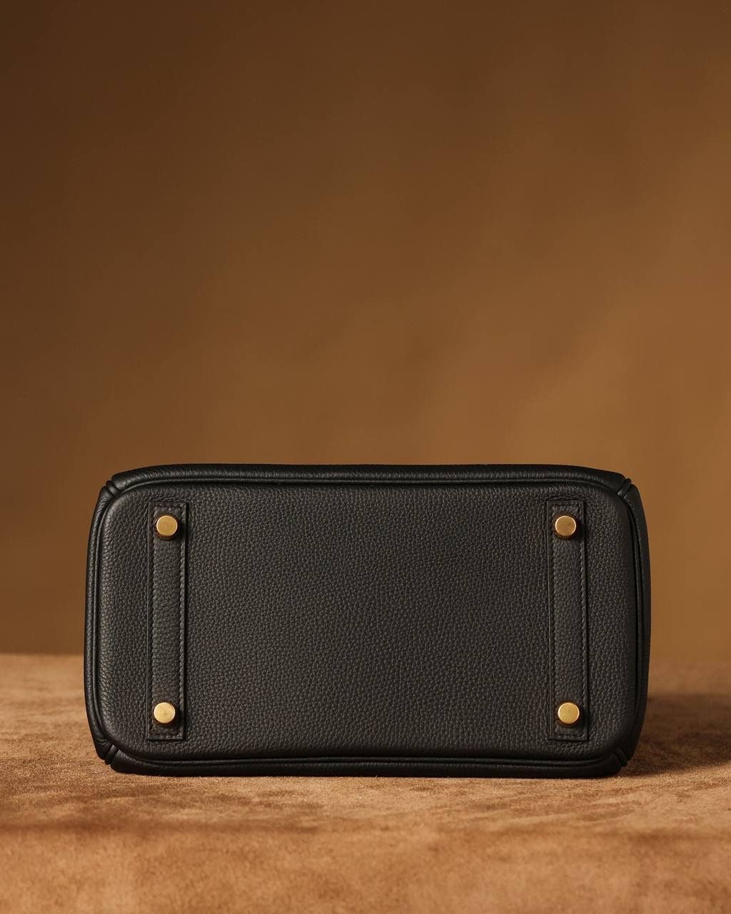 Hermes 爱马仕 Birkin25cm 黑色金扣👜✨ Birkin 独家渠道货 独家欧洲原厂皮原厂五金组装的ZP尾单货 尺寸：20 X 25 X 13CM 尺寸：22 X 30 X 16CM Birkin我们采用的是进口原厂Togo真皮，什么是Togo皮呢？ Togo皮：最经典的Birkin用皮。表面是均匀的颗粒状，类似荔枝纹，有光泽。皮质较硬，容易保持包包的形状，相对较轻，触感比较柔软，耐磨耐用； 我们用的是纯原、原厂皮就是和原版专柜一样的皮！