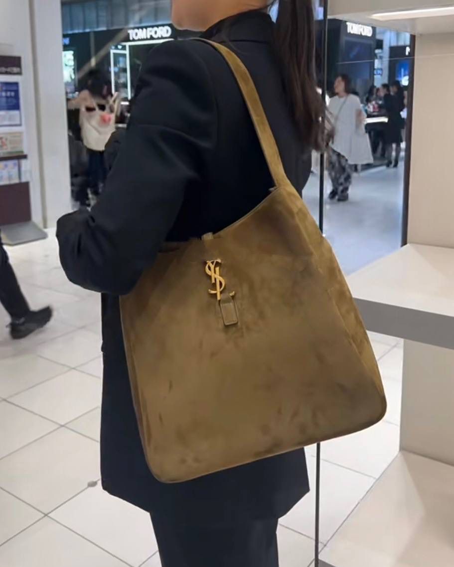 销量王🔥仅剩少量❗️ ys1 hobo bag腋下包大号麂皮麦绿金💴 我和你们说，这只包看着普普通通 但是上身是真的很好看！ 第一次看到他们家有这种慵懒的腋下包 反绒双色牛皮➕胎牛皮内里 又轻容量又大，真的很～～好背 大号真的无敌慵懒和随性 这只包的灵魂在于圆滚滚中又有型 市场很多做得太挺括硬朗，那种货打咩啊❌ ZP开发⚠️全套包装哦～ 31×30×13cm753837m