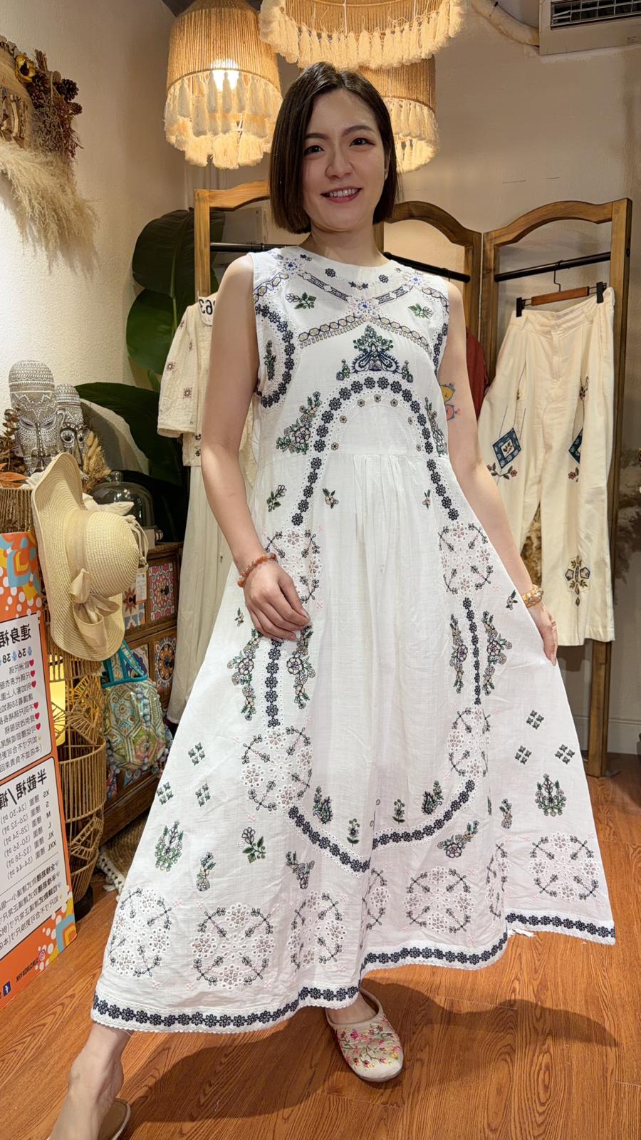 PKT 2642 White Simple Fine Garden Embroidery sleeveless OP 47"
