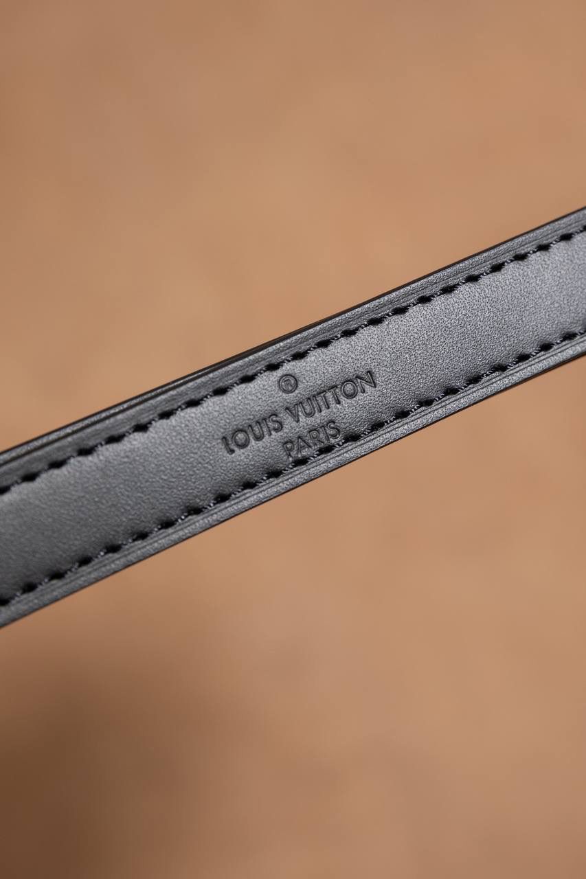 LV BOULONGNE 🥐 爆款之王 🥹 这款真的超火，一看就知道为什么会爆🔥 包型是牛角包，小巧可爱但超级能装，日常出门完全够用。 复古＋时尚的设计，颜值真的很高，怎么背都好看👍👍 肩带可拆又可调，想斜挎、单肩都 OK～ 加上链条马上变腋下包，气质直接拉满✨ Size：29 × 16 × 9.5 cm 好看又实用，真的是必入款 💖