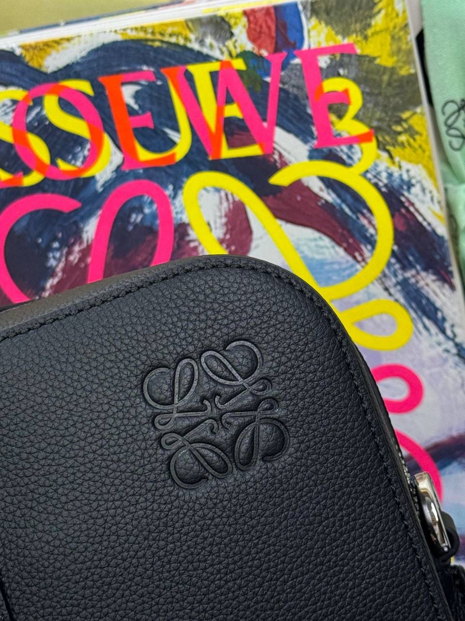 👉🏻牛皮【𝐺𝑜𝑦𝑎薄款公文包】 —黑色❤️ 编码：062344 尺寸：𝟑𝟖-𝟐𝟕-𝟖𝐜𝐦 📍柔软粒面小牛皮流线型公文包•可通过顶部手提或可拆卸可调节肩带携带。 📍拉链开合•牛皮革拉链头 内部拉链口袋和两个插袋❤️人字纹棉质帆布内里。 🉑容纳14寸电脑💻📍粒面小牛皮材质•耐糙经典❤️