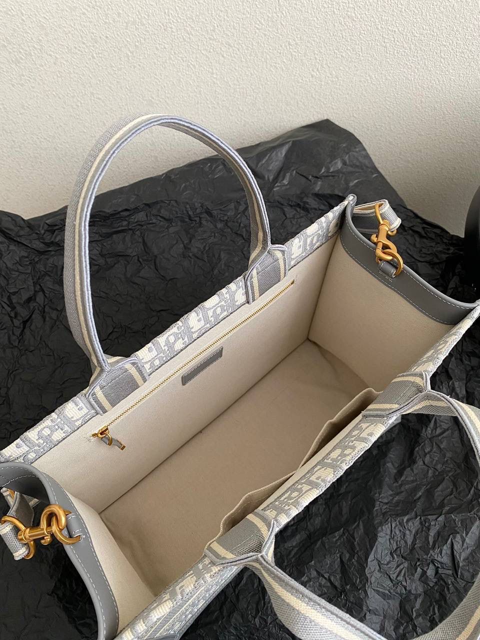 🈶老花灰，中号 𝗗𝗜𝗢𝗥 𝗯𝗼𝗼𝗸 𝘁𝗼𝘁𝗲24早春新款 不得不说，D家确实好会玩啊🤩 可以背的托特来了！简直不要太棒 在最最最经典的托特上又衍生爆款了🤍 越来越多人爱背大包真正的无性别之分 不管手拎斜挎，通勤健身出差毫无压力 整体有型不会塌，恨不得天天背 大包爱好者可以闭眼收了！！😍 36×16×27cm