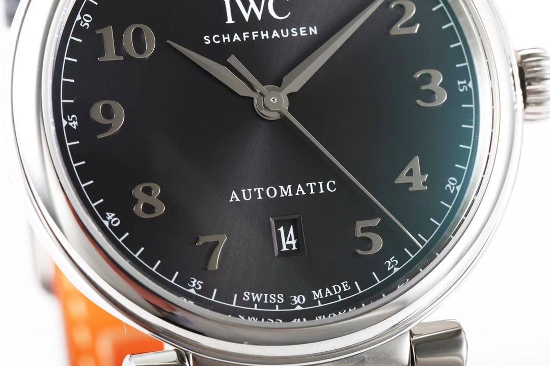 IWC达文西系列 【温文尔雅 表中典范】MK万国新款腕表——达文西356601横空出世。尺寸40毫米X10毫米 柔软耐用的ITALY小牛皮表带配合传统式精钢表扣，最大限度满足了舒服贴手的体验。【表壳】每一个浑圆型的表壳都经过mk制表师专心致志的打磨，可移动式表耳使表带更加贴合手腕。两者配合使腕表产生独特的复古魅力。【表盘】铜制的表盘加入镀银的工艺 mk探索正品工艺不断挖掘原装技术本源。每一个阿拉伯刻度都由mk制表师镶贴而上，体现其精湛的技艺。字面上的logo印刷采用于原装一样的浮雕式印刷工艺，美轮美奂且富有立体感。【机芯】采用优雅纤薄的海鸥2892自动上弦机芯，具备逆时针调试日历的功能（吻合正品）我们精心制作出万国表独特的外观魅力，更是追求复刻其内在的灵魂。