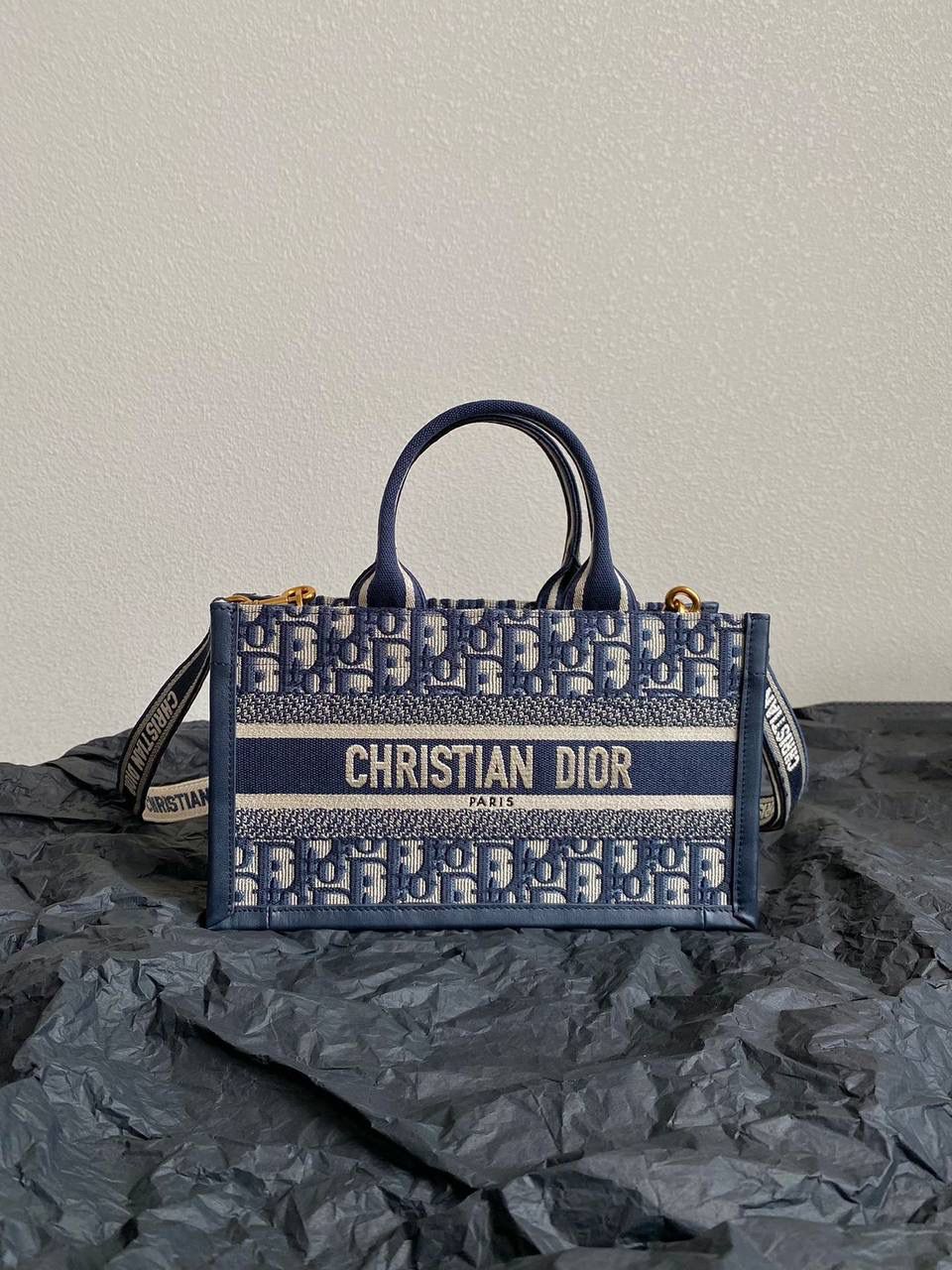 🈶老花蓝，mini 𝗗𝗜𝗢𝗥 𝗯𝗼𝗼𝗸 𝘁𝗼𝘁𝗲24新版横款 不得不说，D家确实好会玩啊 可以背的托特来了！简直不要太棒 在最最最经典的托特上又衍生爆款了 可可爱爱的mini尺寸，恨不得天天背！😍 27×14×10cm