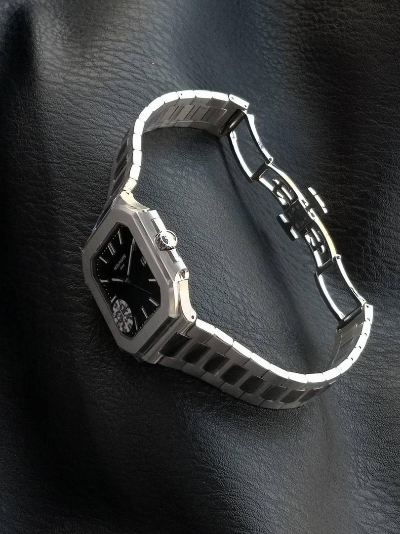 百达翡丽 方形 新系列CUBITUS 5821腕表 亮点特色：1️⃣机芯:搭载定制9015改Cal.26-330 SC一体机，调时不停秒，调时不停秒，摆轮位置均与正品一致，自动上链机芯。2️⃣钢带:316L定制级人体工程学表带，新扣款式。3️⃣表壳:尺寸45毫米厚度仅8.3mm，为表壳对角线长度(即10点位至4点位),因为表壳近似于方形，上下边的宽度会小于这一数值，所以视觉效果并不是很大。 搭配上，5821属于运动风格腕表，日常搭配正装和休闲风格也可以。