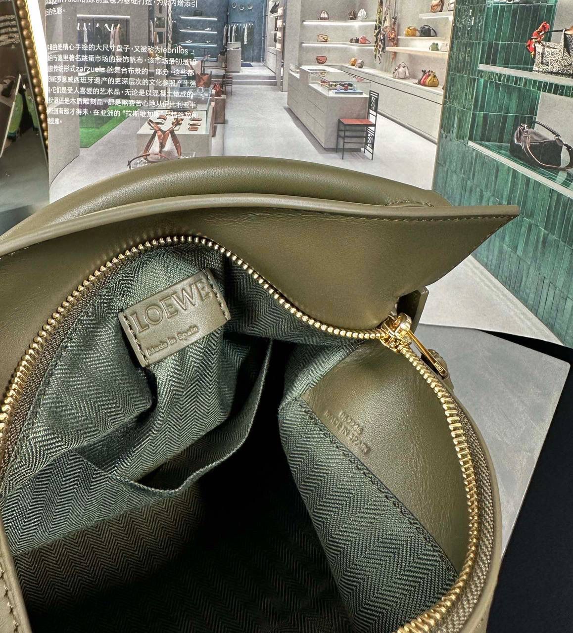 𝙿𝚞𝚣𝚣𝚕𝚎 𝚎𝚍𝚐𝚎 【朕品】 - 23早春🔥 尺寸:24×16.5×10.5cm 编码:052239洋蓟绿 灵感来自于中国古代陶瓷的单色釉料，在原本经典几何造型升级改版，采用同色系五金配件，同色系提花肩带（可调节长度）和同色系陶瓷小兔子挂饰。 除了色彩上的灵感，单色釉的缎面牛皮革材质，更加光滑柔软，给包包增添更多新鲜感，以现代视角诠释着单色釉的至雅之美❤️