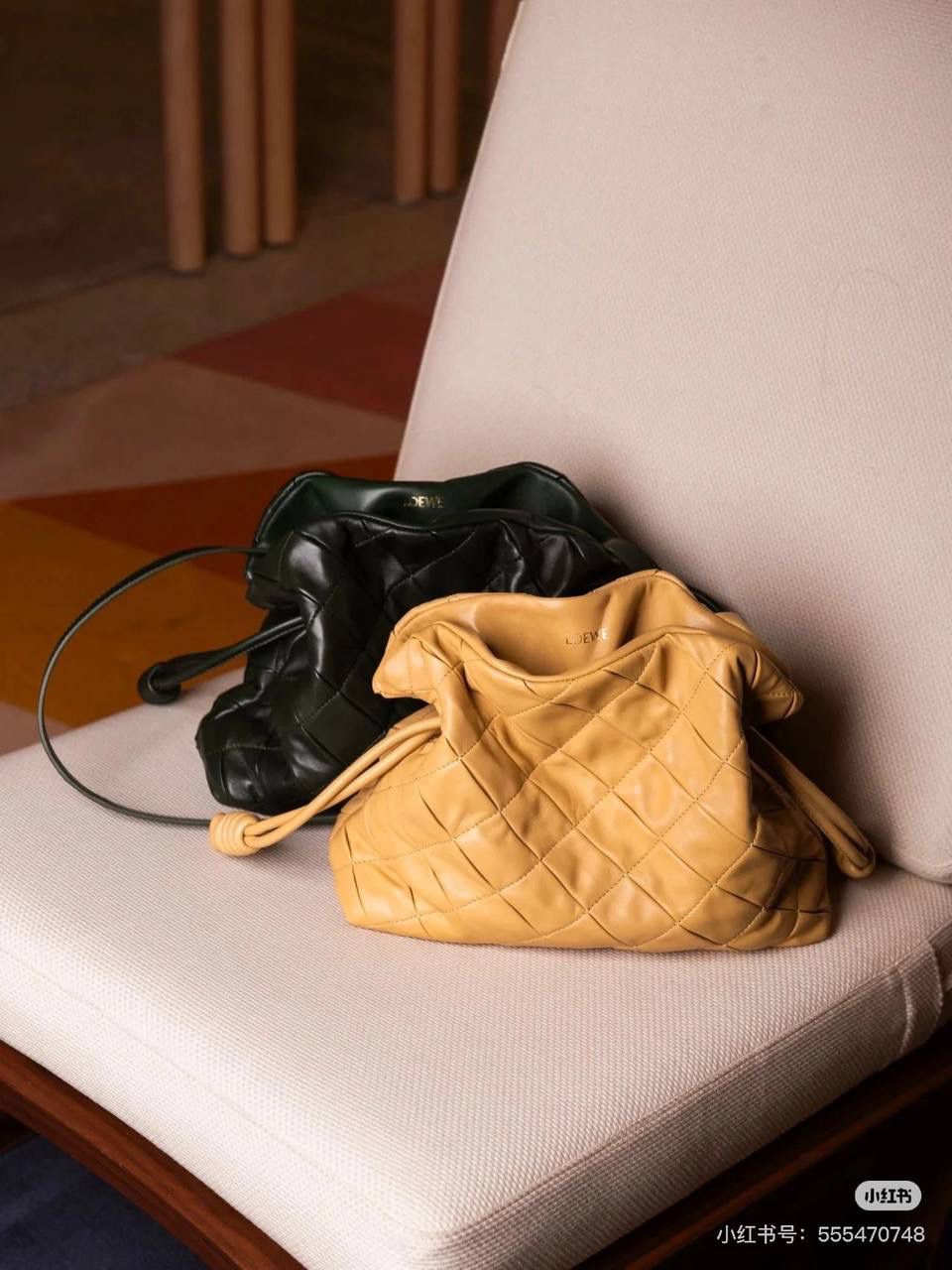 🎈褶皱羊皮福袋 —【👉🏻中号棕色到货】 编码：052028 尺寸：𝟑𝟎-𝟐𝟒.𝟓-𝟏𝟎.𝟓𝐜𝐦 ✅新款福袋采用进口纳帕小羊皮经过手工裁剪、缝合和缝制而成，🉑拆卸🉑调节肩带，多样化背法，容量超大，手感超舒适👍 ✅独家品质，对版细节，全套礼盒🎁给你满满的仪式感👍