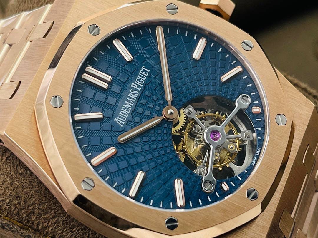 爱彼A P皇家橡树陀飞轮精品腕表 升级细节🔥 1⃣️独家订制Cal.2924机芯，动力储存68小时！ 2⃣️腕表依旧保留的八角形表圈、标志性的六角形螺丝以及经典表带！ 3⃣️皇家橡树系列超薄陀飞轮腕表在经典的“Tapsisserie”格纹上进行再度创新，形成了新的格纹“Tapisserie Evolutive”！熟悉又陌生的表盘格纹装饰带来全新观感，成为这款腕表的点睛之笔。 4⃣️表壳直径为41毫米，厚度为11.2毫米！