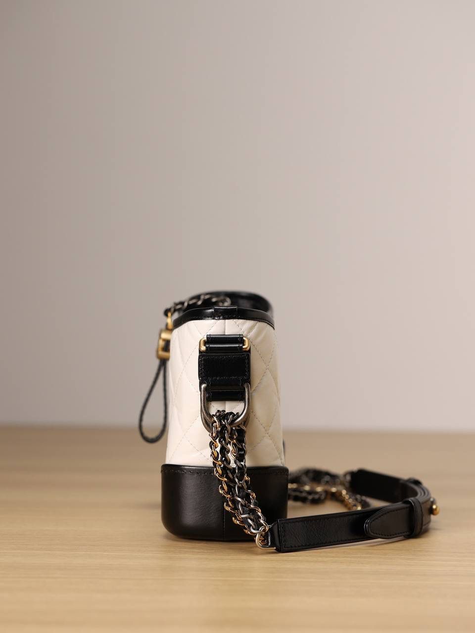 chanel流浪包白色小号👜💞 还是独家老渠道货 都是欧洲原产进口的牛皮和纯钢五金组装的尾单货 独一无二的品质✨五金是纯钢复古五金 黑色和金色搭配 随意调节肩带 绝对的百搭爆款🌟 尺寸:15 x 8 x 20cm