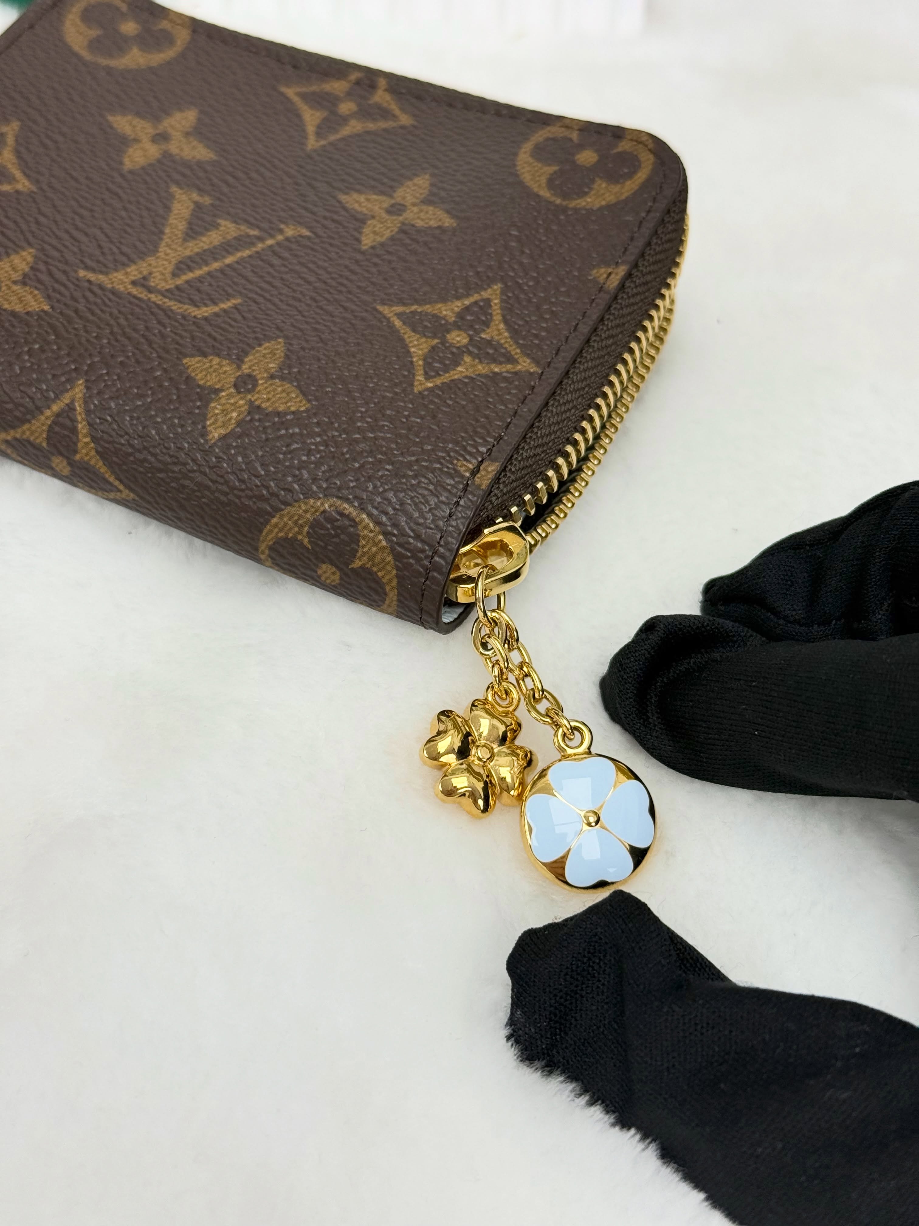 Lv👜 PRE OWNED 🛍️🩵Charms 季節限定系列 老花拼天藍色短銀包 🤎