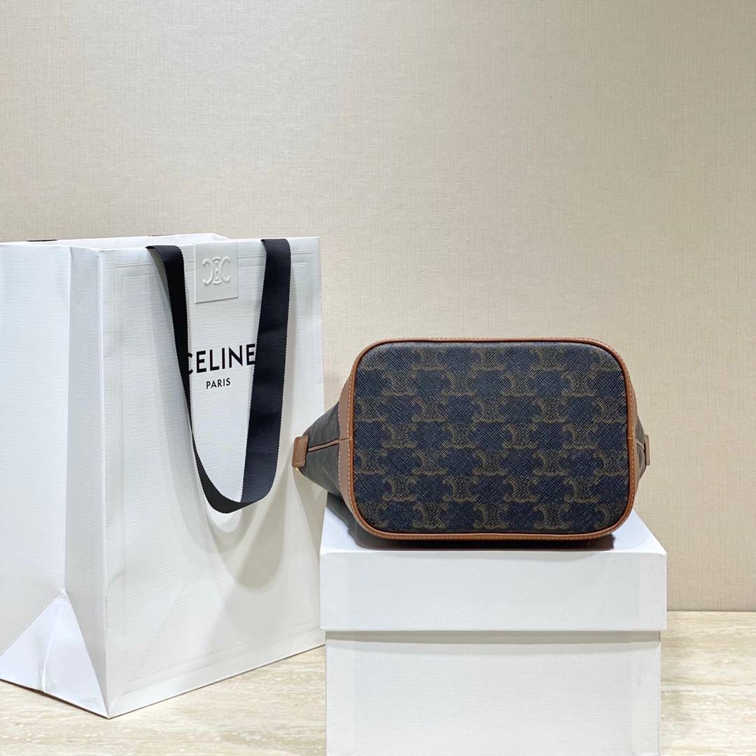 🔥大货实拍图 𝗖𝗘𝗟𝗜𝗡𝗘 ♥ 𝗧𝗥𝗜𝗢𝗠𝗣𝗛𝗘 𝗖𝗔𝗡𝗩𝗔𝗦小号水桶 多少年都不会倦怠的经典与复古设计，可以说是品牌标志性收藏款了，型号：191442 尺寸：30*22*13cm。