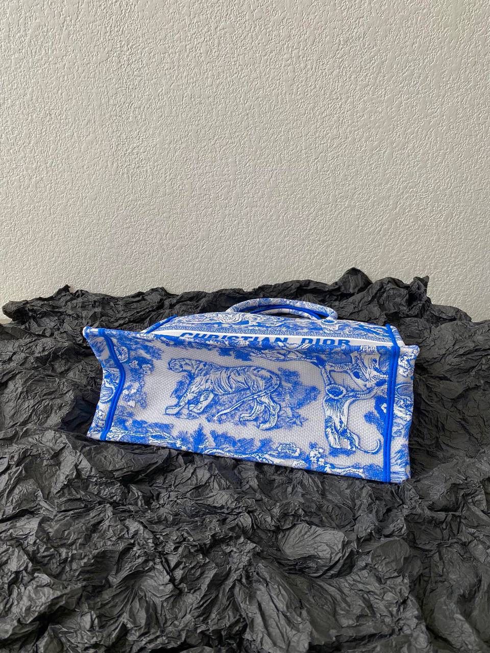 🈶透明蓝中号 𝗖𝗗 𝗕𝗼𝗼𝗸 𝘁𝗼𝘁𝗲购物袋"夏日限定" 全新透明帆布材质，轻盈通透的质感✨ 自带清凉属性，是这季的最大亮点 茹伊动物印花与荧光色调的碰撞 怎么会有这么好看的颜色啊😍 不愧是色彩大师，活力氛围拉满 超醒目的荧光效果和度假气息扑面而来 将优雅融为一体，谁心动了，我不说 刺绣的复杂程度，直接搞疯师傅们 这只购物袋真的要细品，那那都是细节 size：36.5×28×17.5cm