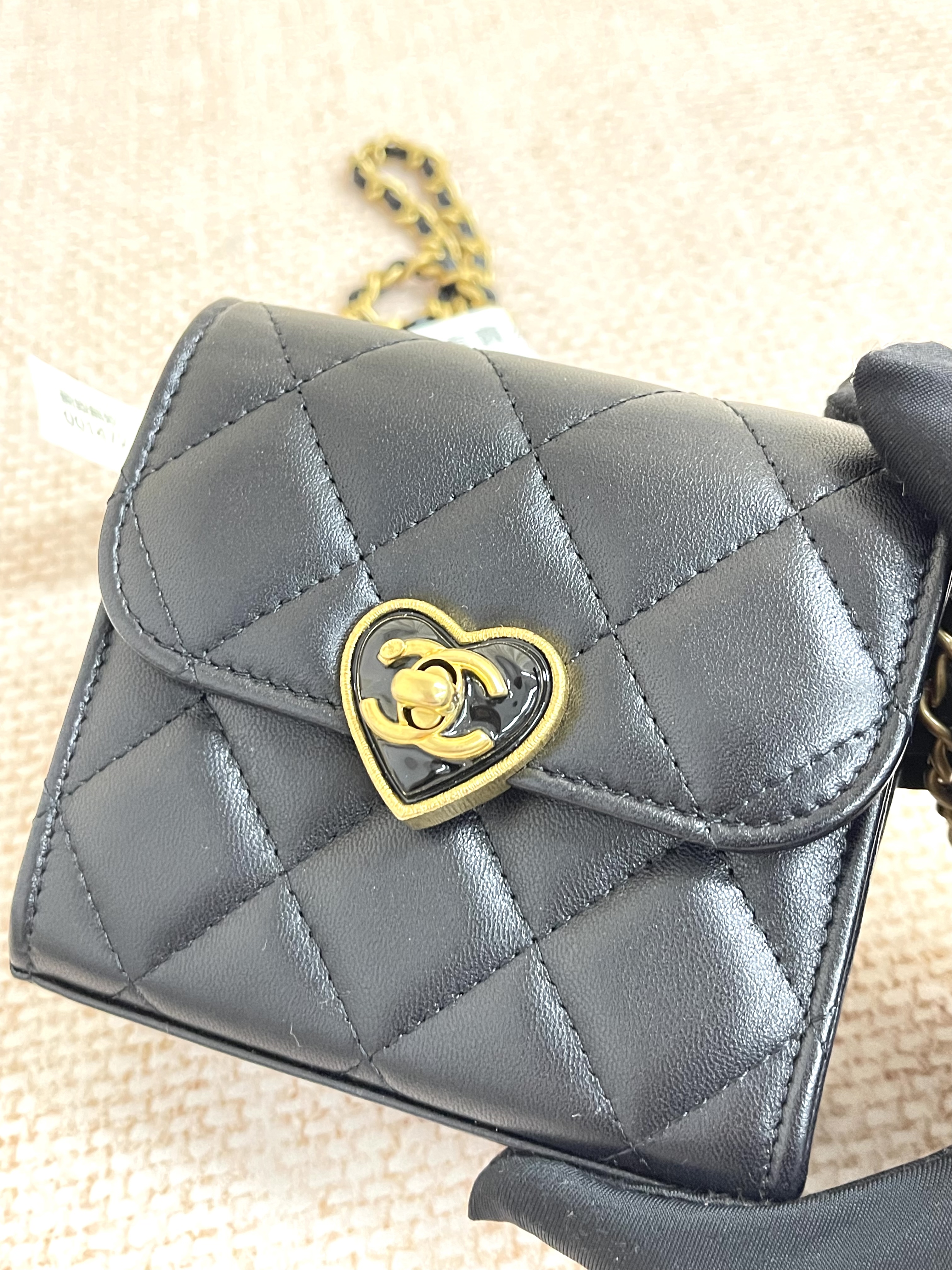 Pre-owned Chanel Heart WOC/ Product Code: 26032101