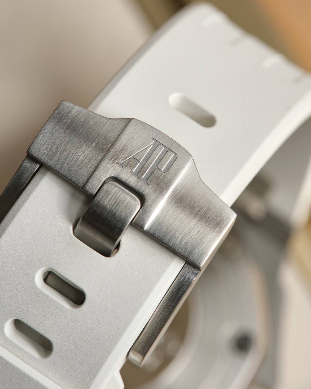 🚀全网独家新款，官网已停售 爱彼女款，皇家橡树离岸型，原装瑞士石英机芯、37表盘、厚度11.1毫米，原装进口防尘表带，反炫光处理蓝宝石水晶玻璃、包18K玫瑰金镶钻，32颗VV S足反南非真钻、精美绝伦、37表盘男女通杀！数量不多、手快有手慢无！