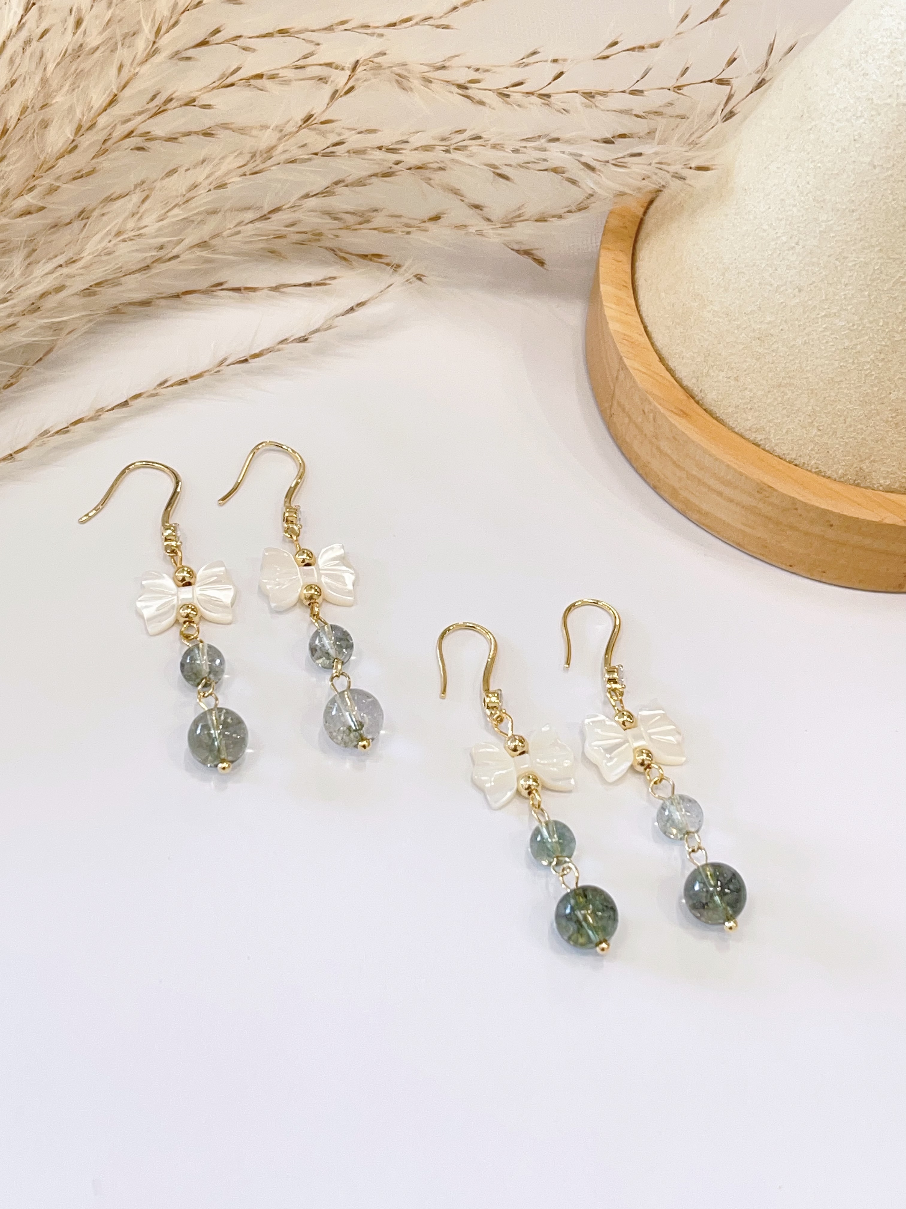 高级感蝴蝶结搭配小绿珠子耳环