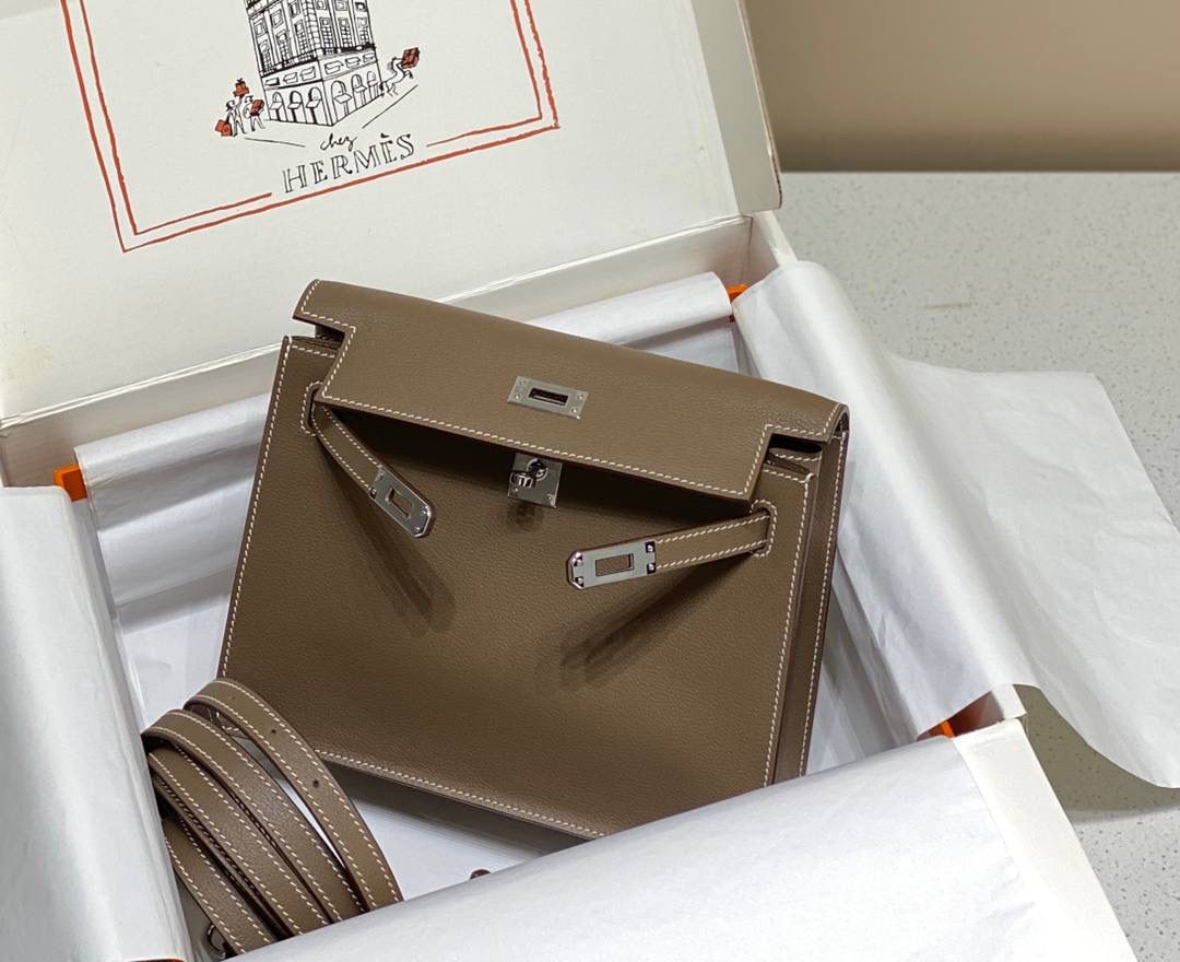 『深灰·银』 ‘’Kᴇʟʟʏ ᴅᴀɴsᴇ • Evercolor 🎀 时尚圈就是一个圆！ 最厉害的就是六种背法： 斜背、侧背、肩背、腰包、背包、手包 集美们一定要安排起来‼️ 22Cm