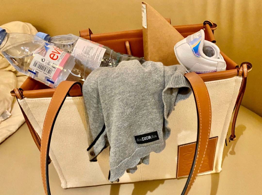 * 𝘊𝘶𝘴𝘩𝘪𝘰𝘯 𝘵𝘰𝘵𝘦 小号 尺寸:32-24-16cm 编码:702001小号布配棕 采用独家定制进口帆布拼进口小牛皮，搭配独家定制进口条纹内衬tote 购物袋 上班通勤款💯分，属于仙女们闭眼就可以入的款✌✌