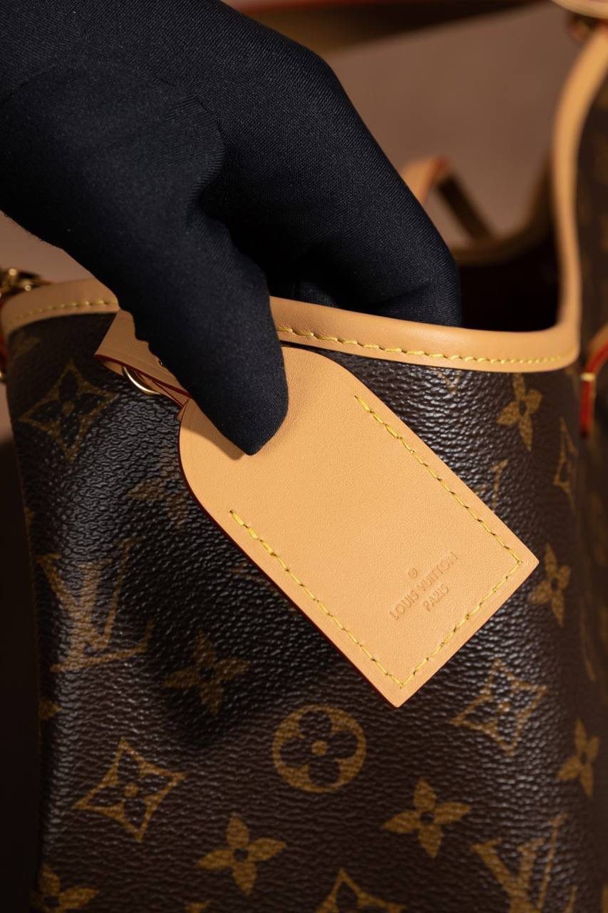 LV CARRYALL🎀 整体风格偏 休闲、随性、有点慵懒感，背上身直接爱上❤️ 字母包设计很贴心，不管是拿来当通勤包，还是妈咪包，都超级适合。容量大、很好装东西，而且又耐看又百搭，天天背都不会腻。 可以说是 又实用又好看的王者包款 了✨ 中号：尺寸 39×30×15cm 小号：尺寸 29x24x12cm 大小刚刚好，看起来大气又很实用。这款 Carryall 系列真的是爆款中的爆款，颜值超高，真的会让人一看就想要！从上市第一天开始就一直缺货，真的不是开玩笑的！！😍✨