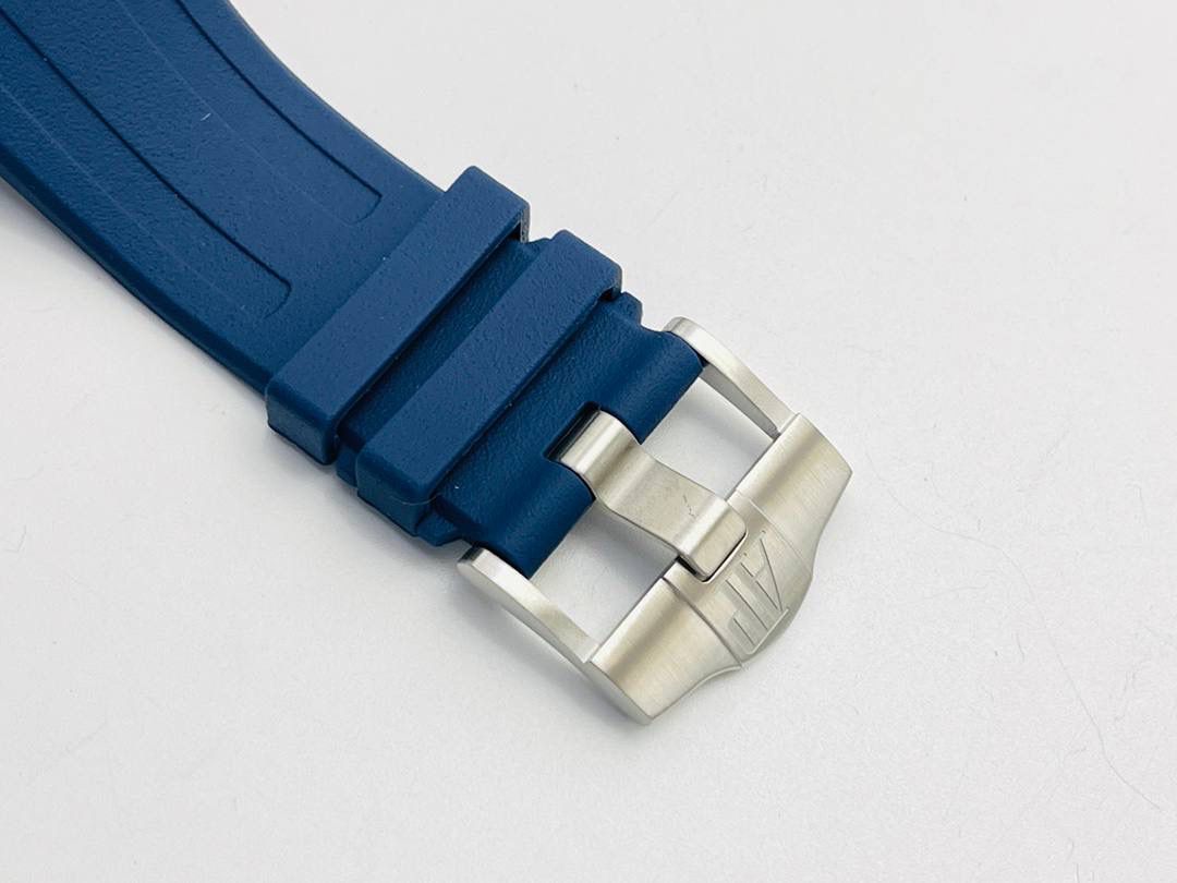 爱彼A P皇家橡树系列水果腕表！ 型号：26703 跑秒计时自动机械男表！搭载原版cal.3124机芯 直径：42MM！ 1⃣️表壳材质选用的904L精钢，经过CNC一次成型锻造了42MM的表径，表壳在经过拉丝工艺多次打磨抛光后做到了无懈可击，包括螺钉也一致还原！ 2⃣️表盘字面格纹错落有致，立体感很强。刻度线粗细程度以及长短均与正品保持一致。条钉时标内部填充超强夜光材料。两组小圆盘对称分布，就像两只小眼睛。盘面内有一圈一圈的放大环，细节处理很到位。 3⃣️橡胶表带表面的磨砂质感很强.采用无味不沾灰尘的进口橡胶，只为提高佩戴的舒适感！ 4⃣️前后玻璃都采用蓝宝石水晶镜面玻璃，镜面通透性也很强。这款腕表采用3124机芯，做到了外观和正品的极其相似，走时精准稳定！