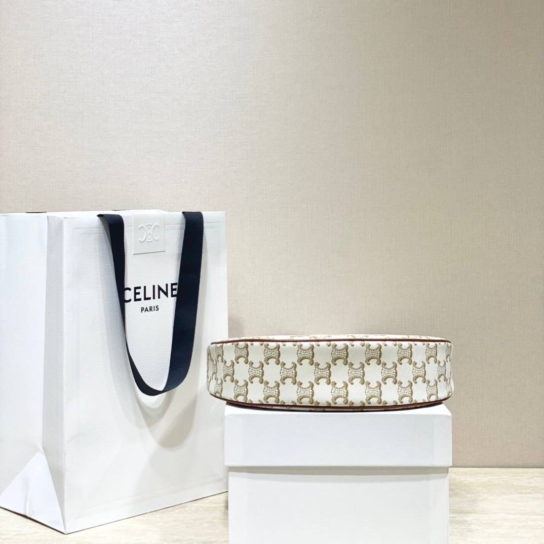 🔥大货实拍图 𝗖𝗘𝗟𝗜𝗡𝗘 ♥ 𝗧𝗥𝗜𝗢𝗠𝗣𝗛𝗘 𝗖𝗔𝗡𝗩𝗔𝗦 𝗔𝗩𝗔 灵感来自1990年代中古包Macadam，采用小巧优雅的月牙形轮廓，搭配耐看的棕色调凯旋门老花和小牛皮滚边，透出复古娇俏气质。型号：193952 尺寸：23*14*7cm